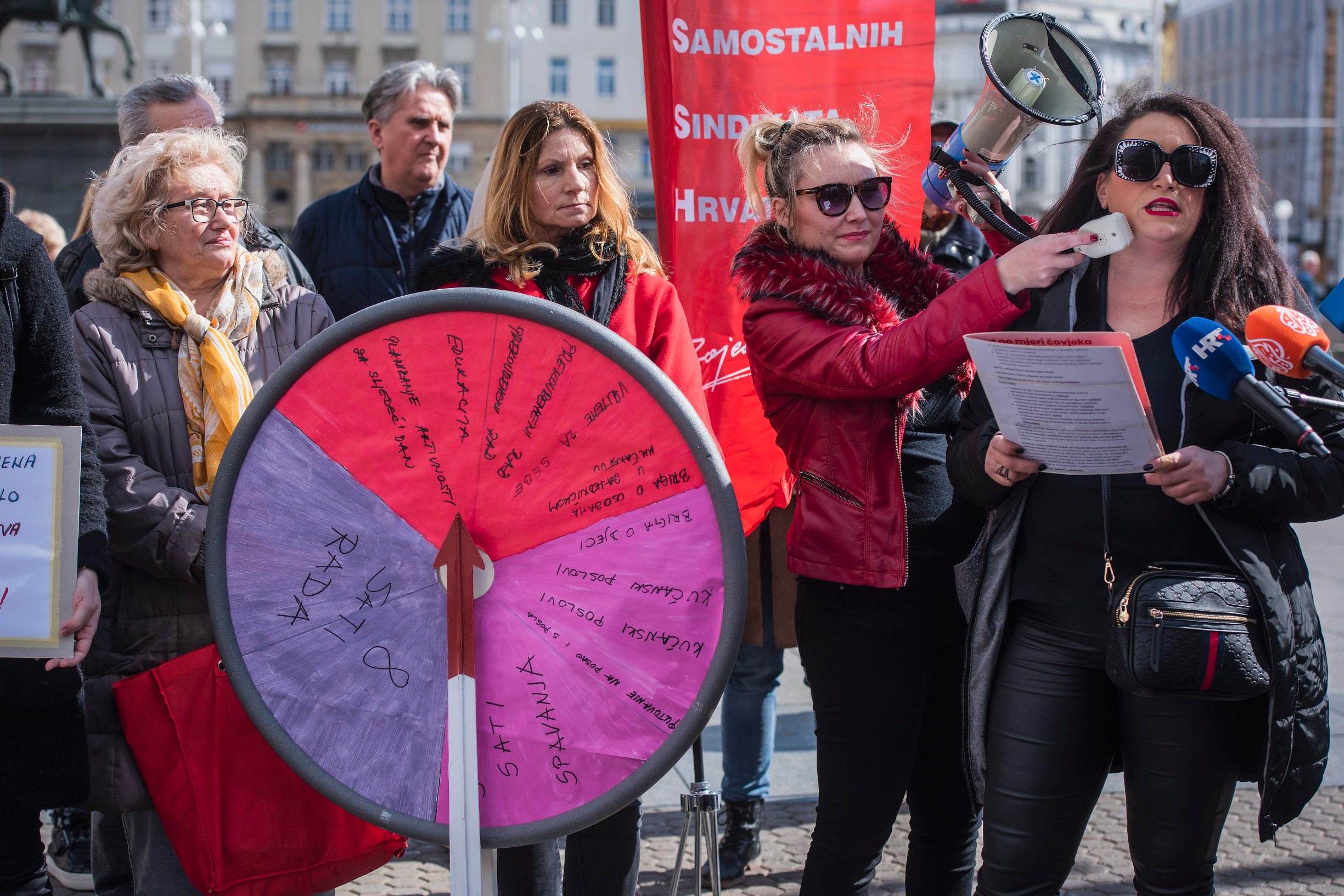 Zagreb, 080320. 
Trg bana Josipa Jelacica.
Povodom Medjunarodnog dana zena, Zenska sekcija Saveza samostalnih sindikata Hrvatske (SSSH) organizirala je performance pod nazivom Zene u okovima radnog vremena. 
Foto: Neja Markicevic / CROPIX