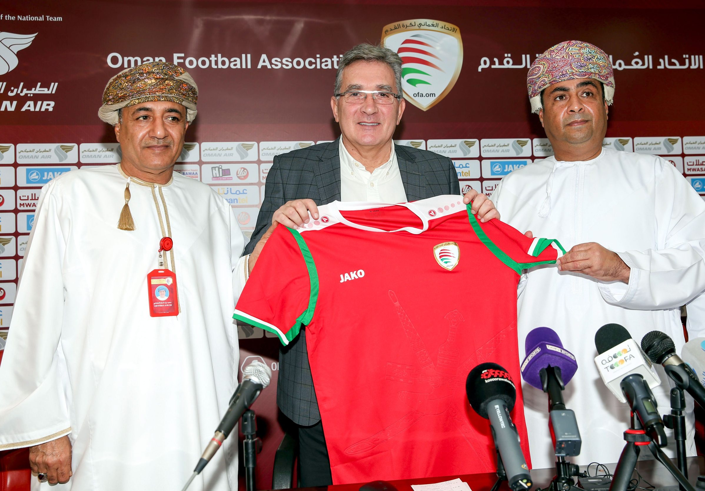 Croatian coach Branko Ivankovic (C) poses for a picture with the jersey during a press conference announcing his the new head coach of the Omani national team on January 29, 2020, in the capital Muscat (Photo by MOHAMMED MAHJOUB / AFP)