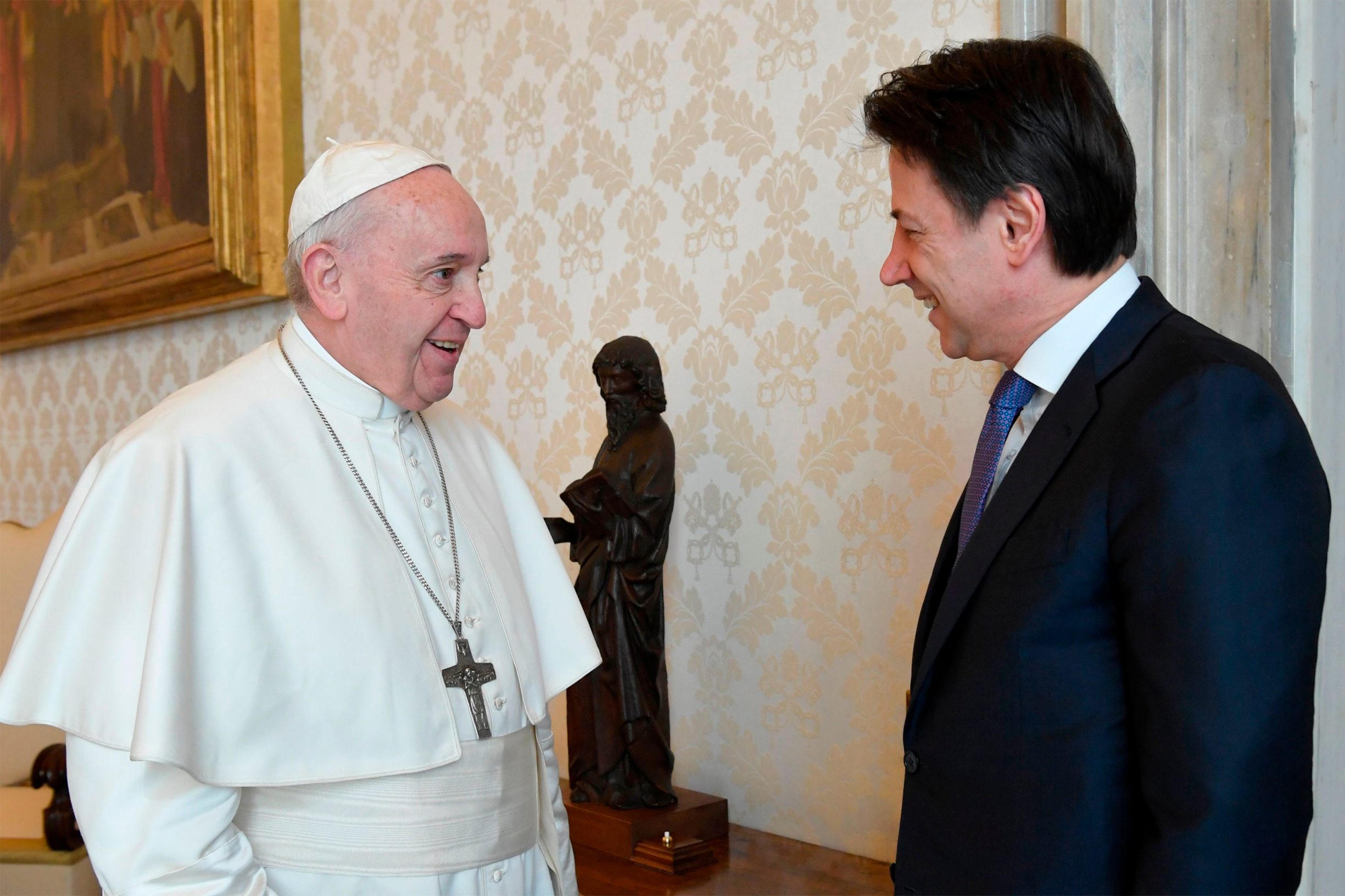 This photo taken and handout on March 30, 2020 by the Vatican Media shows Pope Francis (L) meeting with Italy's Prime Minister Giuseppe Conte in The Vatican, during the lockdown aimed at curbing the spread of the COVID-19 infection, caused by the novel coronavirus. (Photo by Handout / VATICAN MEDIA / AFP) / RESTRICTED TO EDITORIAL USE - MANDATORY CREDIT 