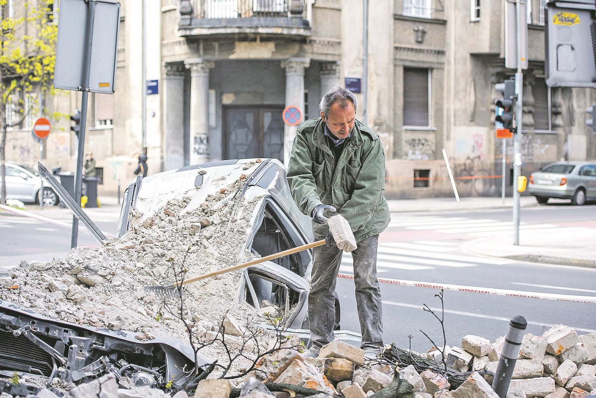 Zagreb, 010420.
Zerjaviceva ulica, vlasnik pokusava otkopati svoj auto marke Land Rover zatrpan u potresu.
Foto: Neja Markicevic / CROPIX