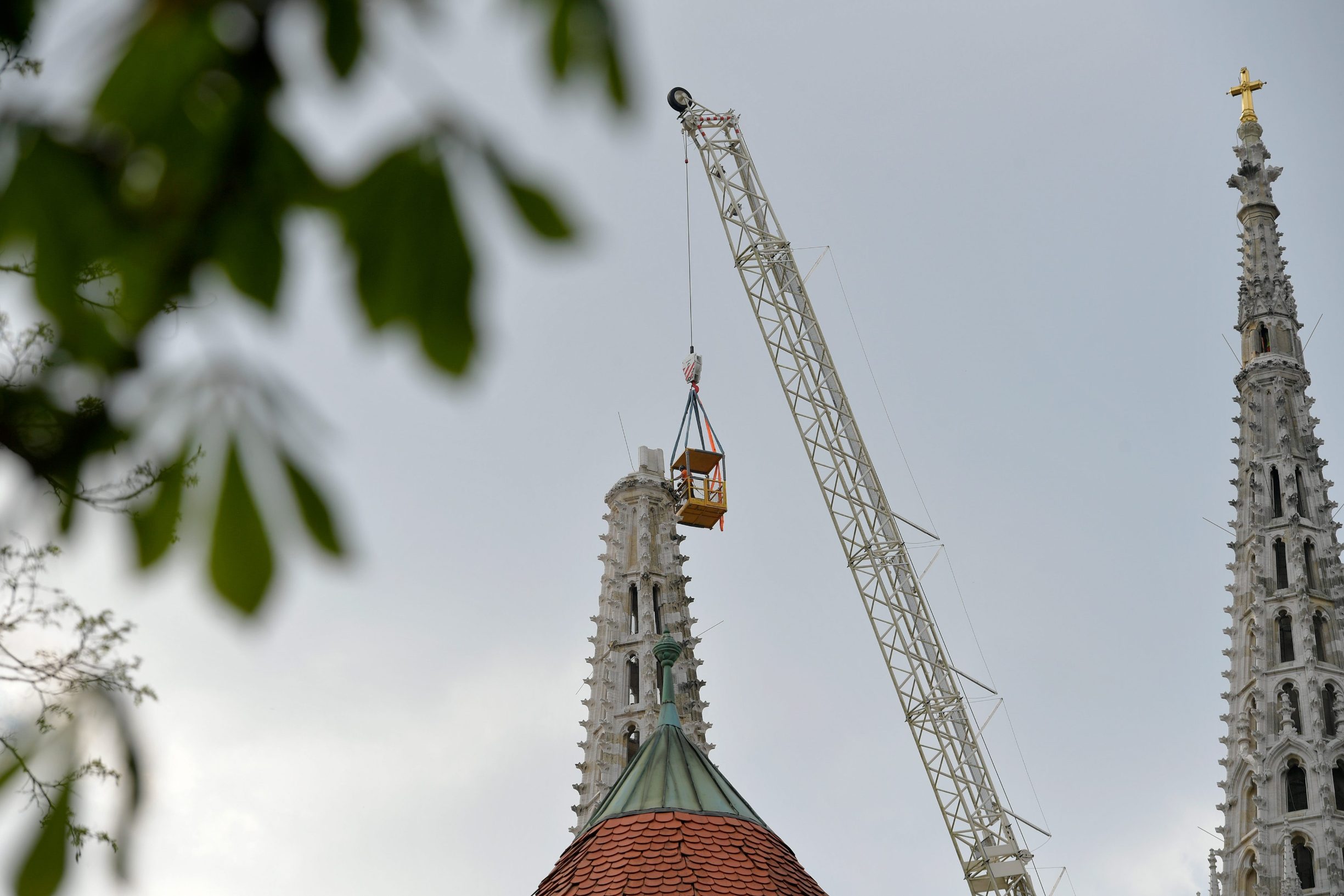 Zagreb, 100420.
Kaptol.
Radnici pregledavaju dijelove ostecenog vrha katedrale.
Foto: Goran Mehkek / CROPIX
