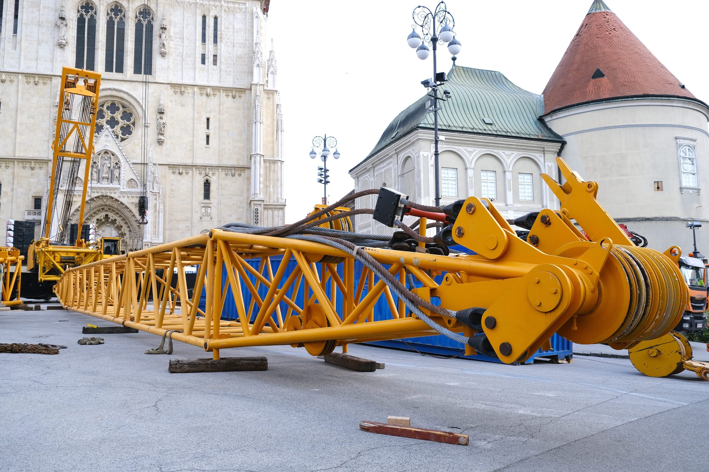 Zagreb, 100420.
Kaptol.
Velika dizalica ispred katedrala koja se priprema za skidanje kriza s sjevrnog tornja katedrale.
Foto: Goran Mehkek / CROPIX
