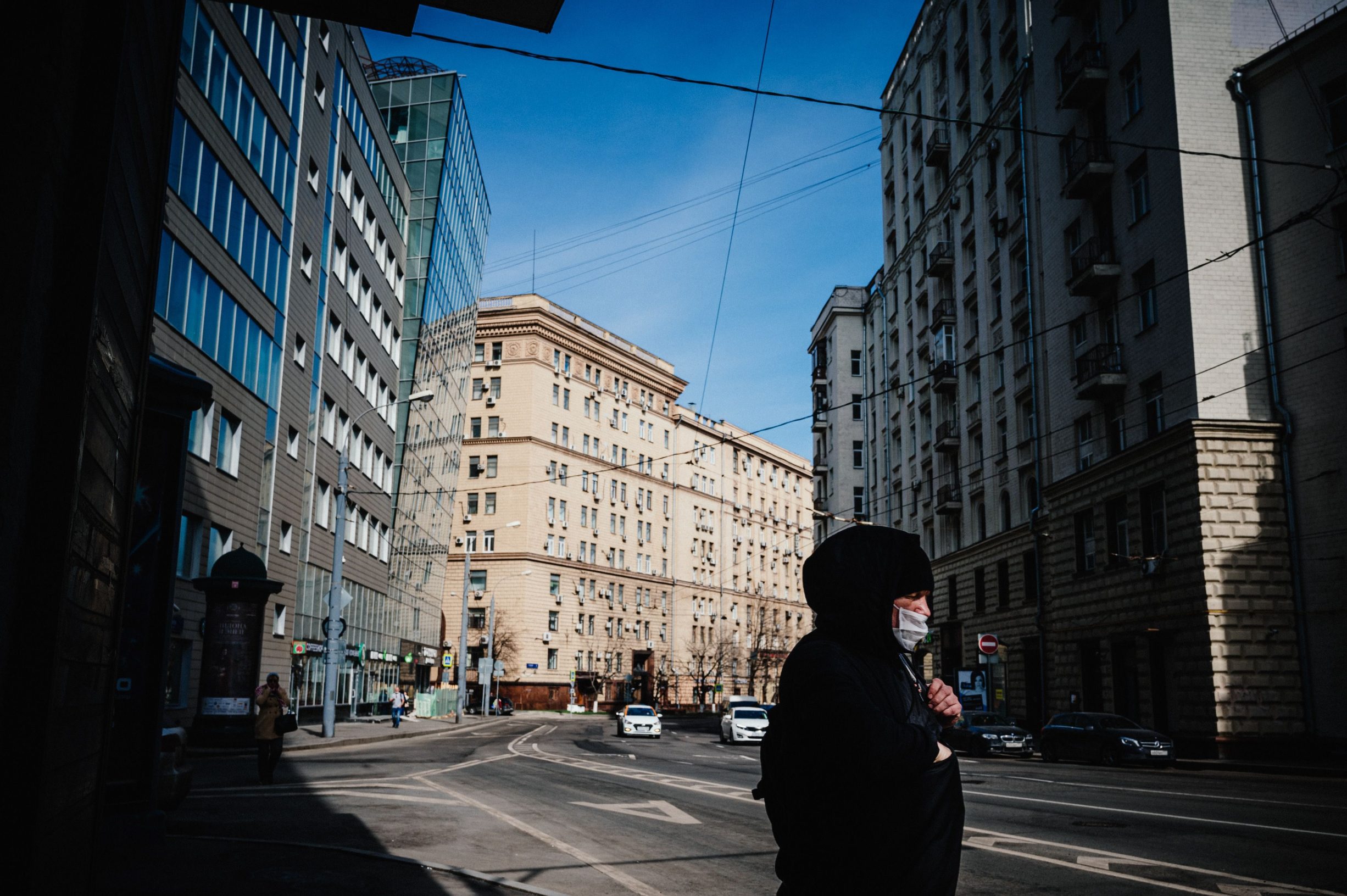 A man wearing a face mask walks in Moscow on April 9, 2020, during the strict lockdown in Russia to stop the spread of the novel coronavirus COVID-19. (Photo by Dimitar DILKOFF / AFP)