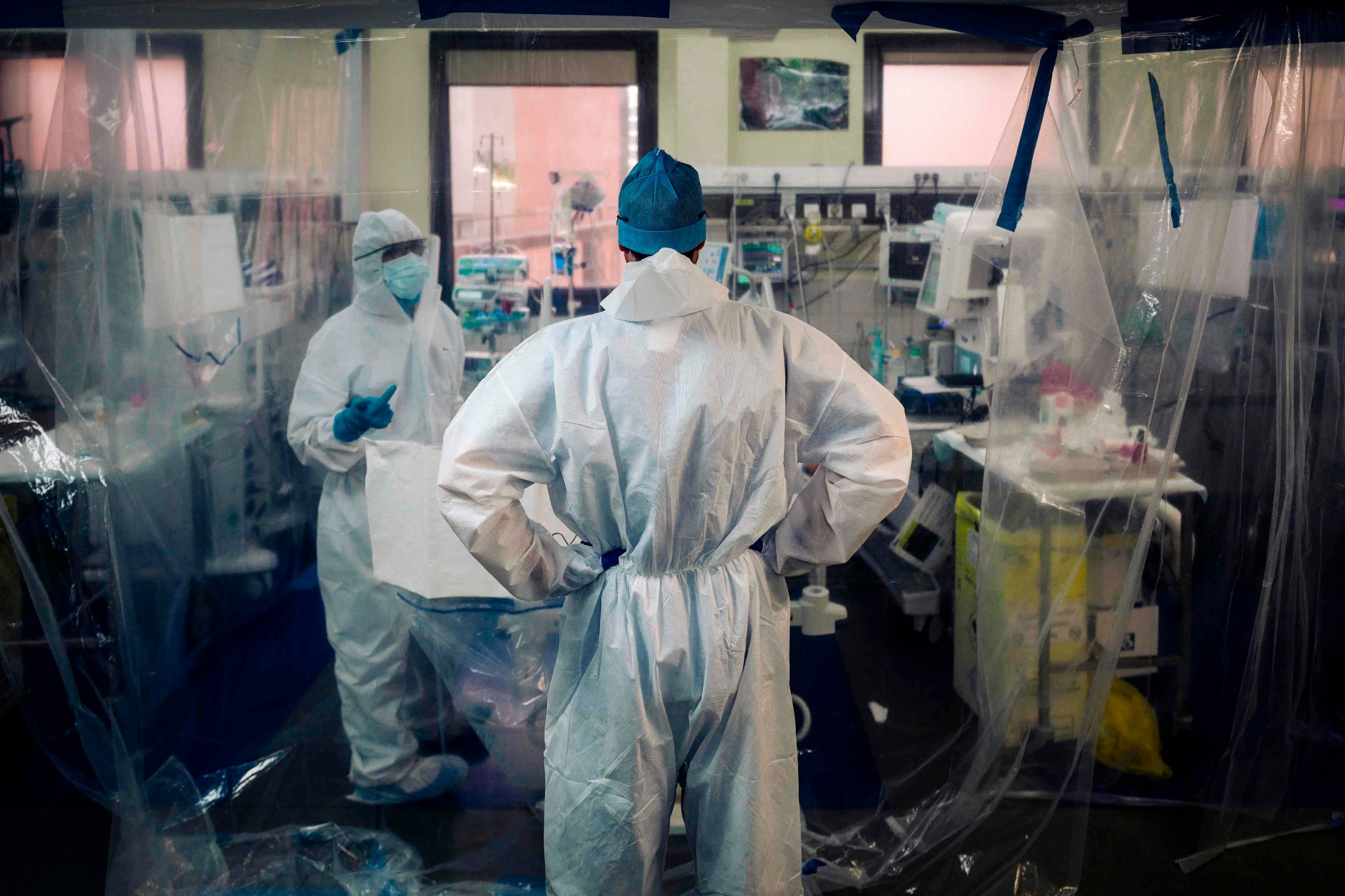 Medical staff members take care of a patient infected with COVID-19 at the intensive care unit of the Franco-Britannique hospital in Levallois-Perret, northern Paris, on April 9, 2020. (Photo by LUCAS BARIOULET / AFP)