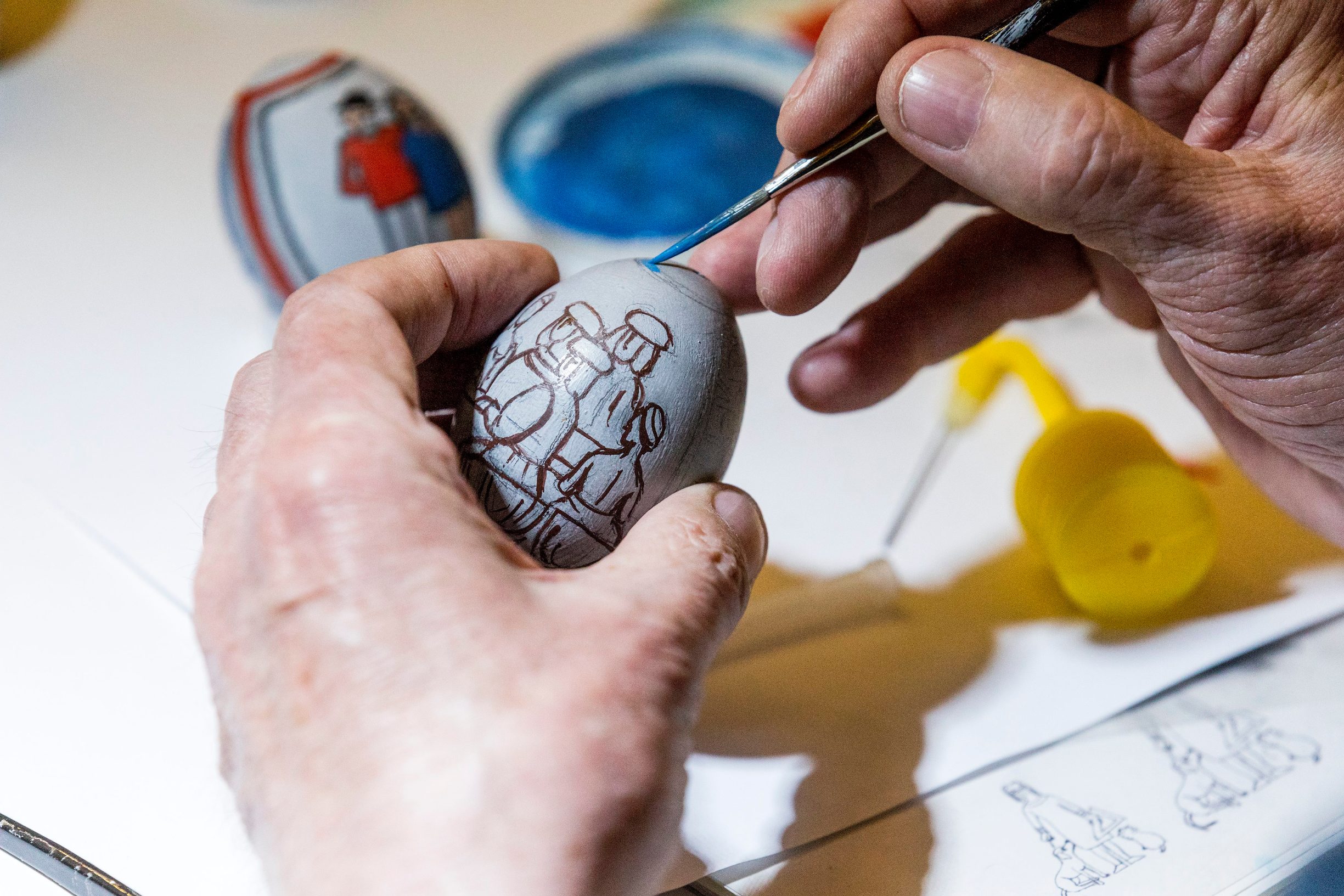 Zagreb, 070420.
Jurisiceva.
Umirovljeni animator Tomislav Sporis pokazuje kako oslikava svoja uskrsnja jaja.
Na fotografiji: cetvrti korak, podebljavanje kontura.
Foto: Tomislav Kristo / CROPIX