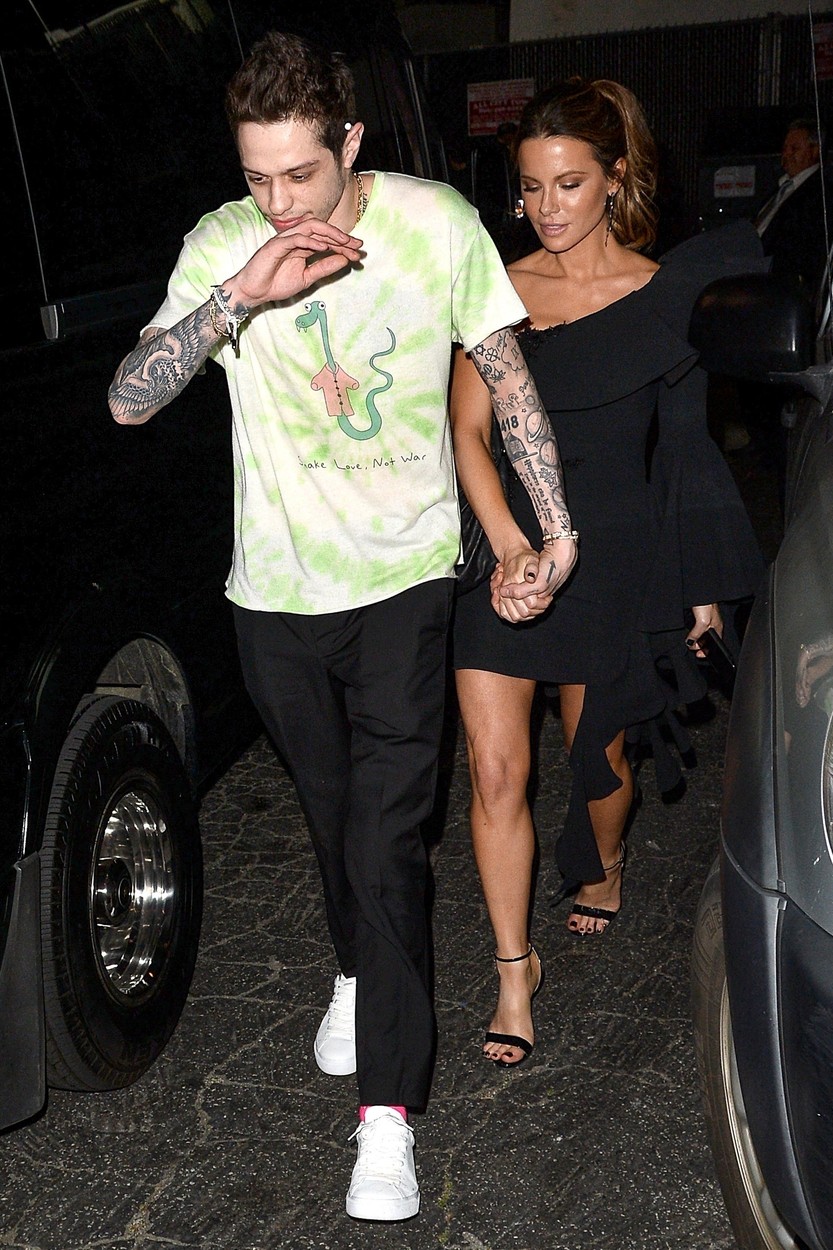 Hollywood, CA  - *EXCLUSIVE*  - Kate Beckinsale and Pete Davidson Hold Hands Leaving The Motley Crue Show at The Whiskey A Go Go. The new couple lock eyes in their vehicle moments later.

Pictured: Kate Beckinsale, Pete Davidson



*UK Clients - Pictures Containing Children
Please Pixelate Face Prior To Publication*, Image: 420494265, License: Rights-managed, Restrictions: , Model Release: no, Credit line: Backgrid / BACKGRID / Backgrid USA / Profimedia