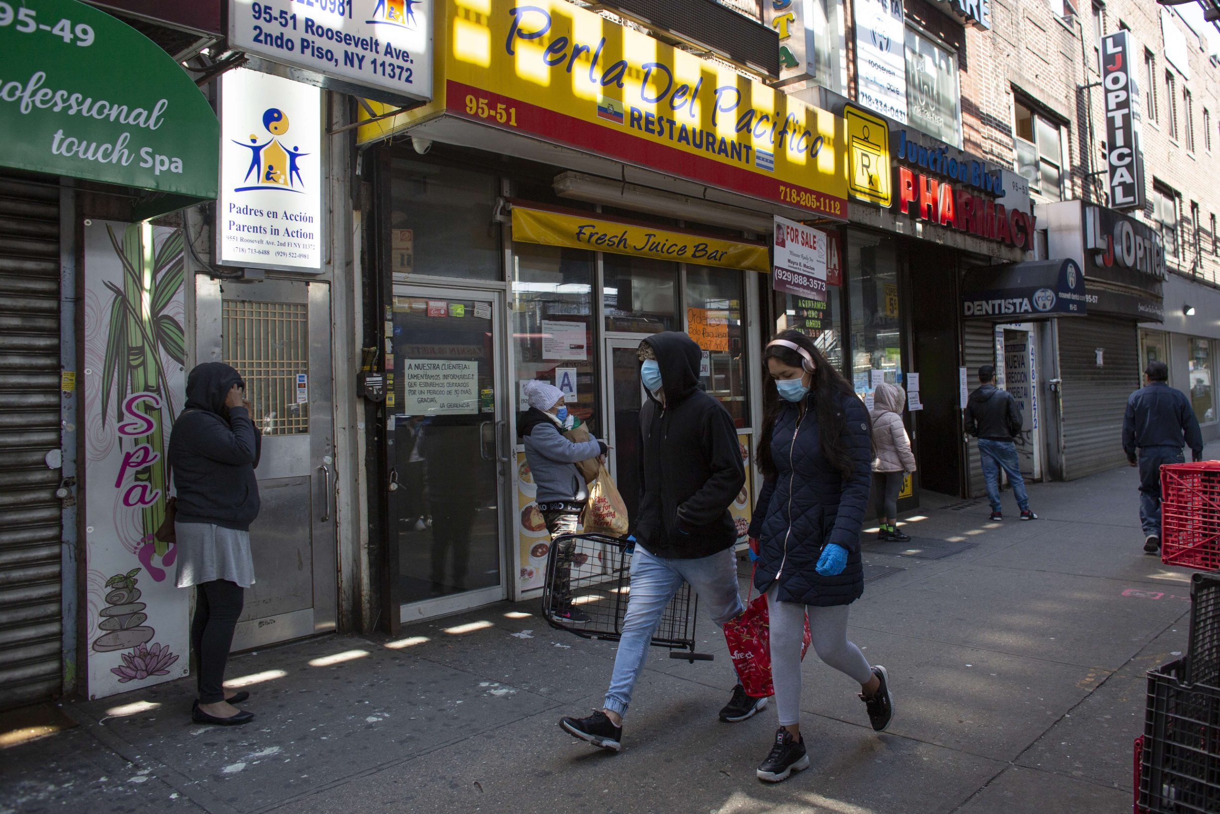 NEW YORK, NY - APRIL 07: People wait in line outside a pharmacy on April 07, 2020 in the Queens borough of New York City. Hospitals in New York City, which has been especially hard hit by the coronavirus, are facing shortages of beds, ventilators and protective equipment for medical staff.   Kena Betancur/Getty Images/AFP
== FOR NEWSPAPERS, INTERNET, TELCOS & TELEVISION USE ONLY ==