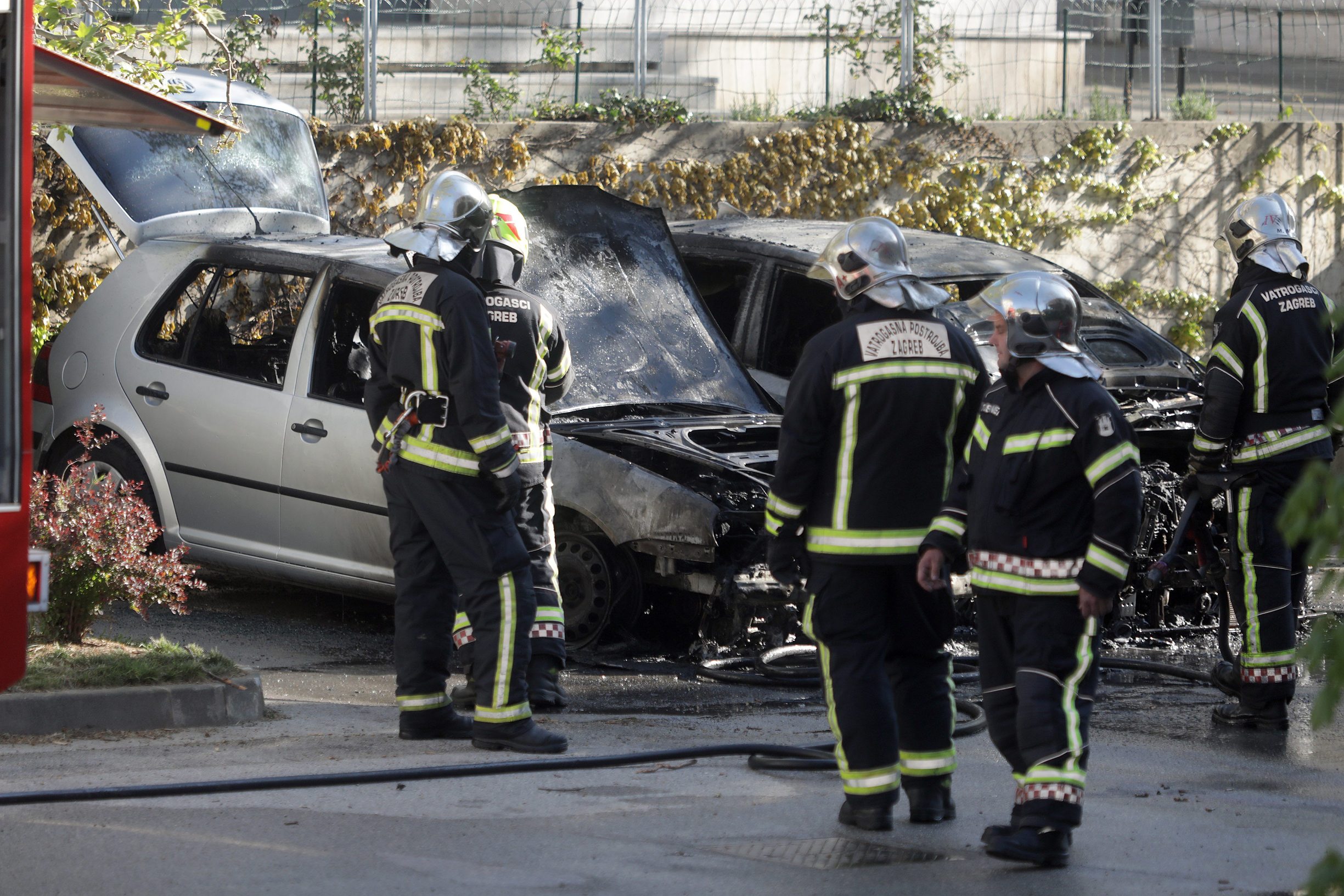 Zagreb, 150420.
Jurkoviceva ulica 21
Pozar na dva automobila koji su gasili vatrogasci.
Foto: Ranko Suvar / CROPIX