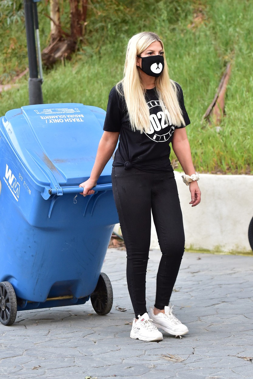 Exclusive - Los Angeles, CA - 04/01/2020 - Tori Spelling taking the garbage out safely in LA.

-PICTURED: Tori Spelling
-, Image: 511648030, License: Rights-managed, Restrictions: Exclusive, Model Release: no, Credit line: JOEY ANDREW / INSTAR Images / Profimedia