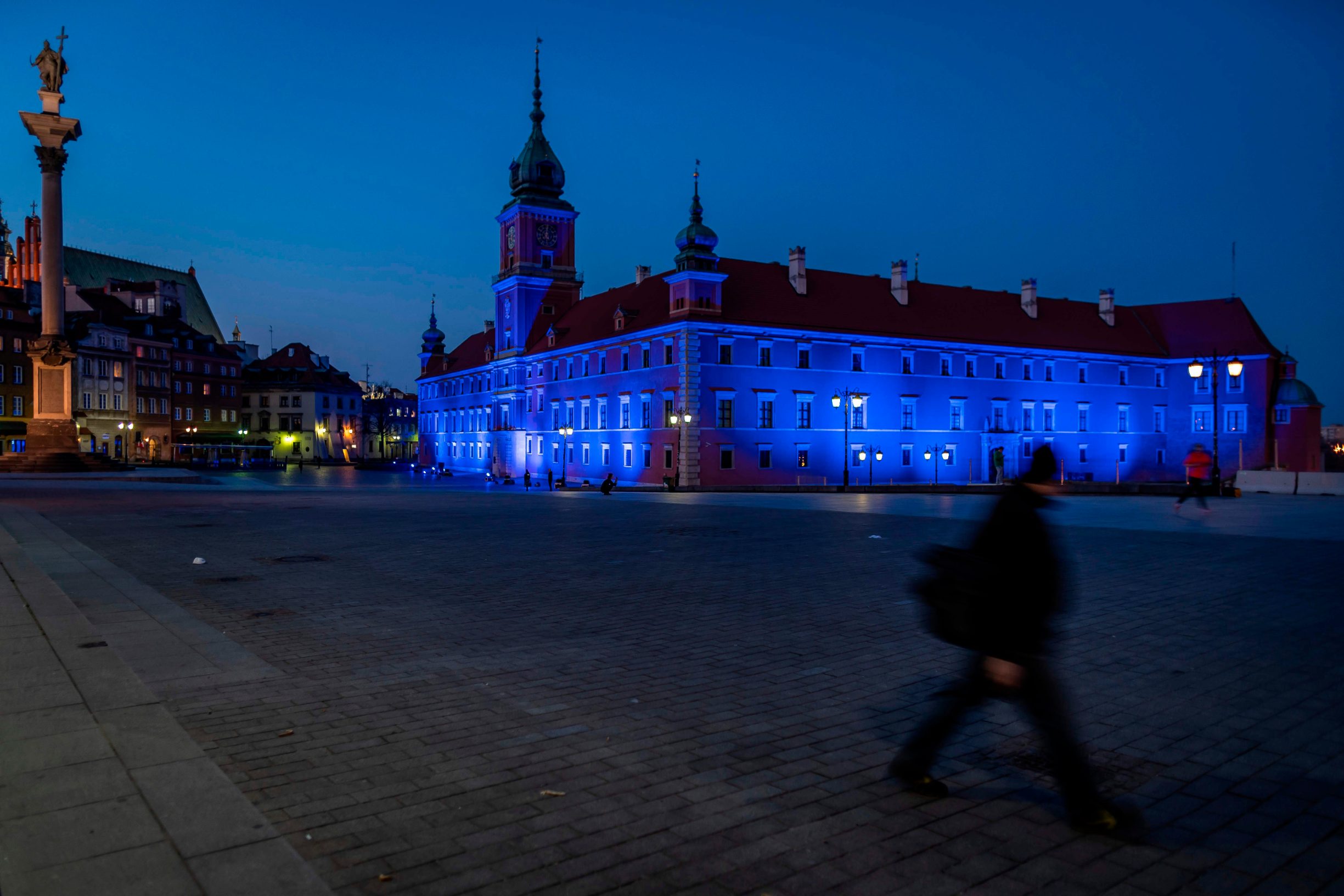 This picture shows the Royal Castle, one of the symbols of Warsaw, highlighted in blue to pay tribute to doctors, nurses and paramedics fighting with the epidemic of the new coronavirus COVID-19 on the World Health Day, on April 7, 2020. (Photo by Wojtek RADWANSKI / AFP)