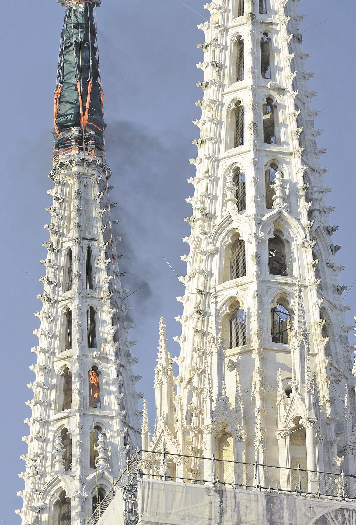Zagreb, 170420
Kaptol. Katedrala, vrh sjevernog tornja, koji je ostecen u potresu, nakon kontroliranih detonacija eksplozivom sigurno je uklonjen.
foto: Bruno Konjevic / CROPIX
