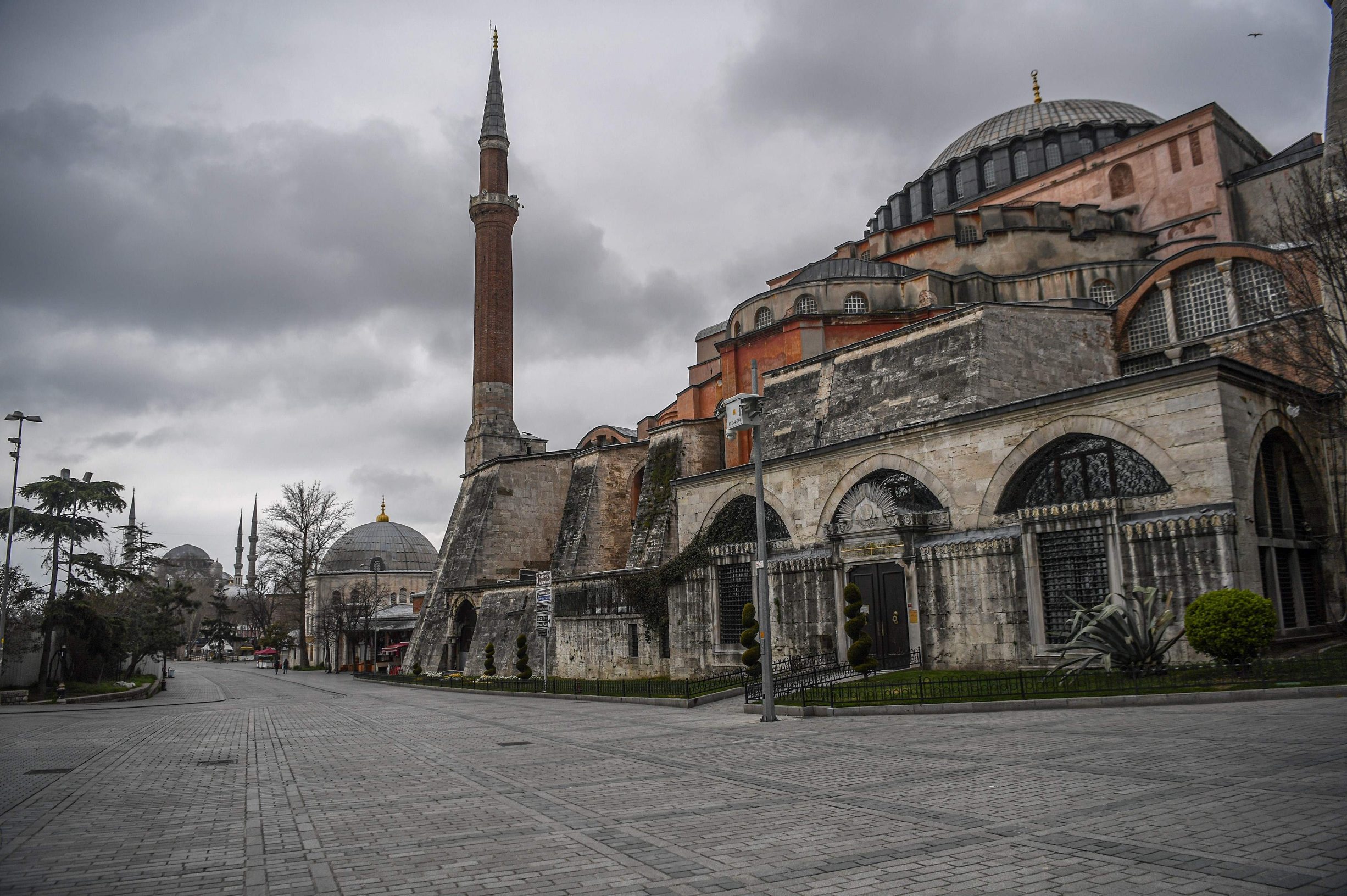 A picture taken on April 1, 2020 shows the empty streets by the iconic Hagia Sophia in Istanbul after Turkish officials have repeatedly urged citizens to stay home and respect social distancing rules. - More than 200 people have died from COVID-19 (the novel coronavirus) in Turkey, which has ramped up tests to more than 15,000 a day, Turkish Health Minister announced on March 31, 2020. (Photo by Ozan KOSE / AFP)