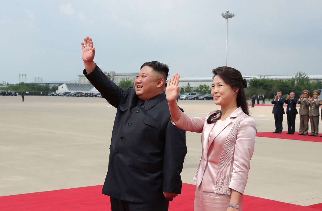 This June 21, 2019 picture released from North Korea's official Korean Central News Agency (KCNA) on June 22, 2019 shows North Korean leader Kim Jong Un (L) and his wife Ri Sol Ju (R) waving to China's President Xi Jinping and his wife Peng Liyuan upon their departure at the airport in Pyongyang. (Photo by KCNA VIA KNS / KCNA VIA KNS / AFP) / South Korea OUT / ---EDITORS NOTE--- RESTRICTED TO EDITORIAL USE - MANDATORY CREDIT 