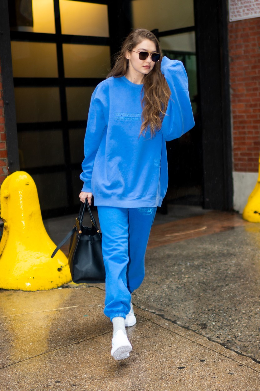 01/25/2020 EXCLUSIVE: Gigi Hadid dresses in a comfy sweats as she exits leaving High Line Stages in New York City. The 24 year old American fashion model wore a matching top and bottom Boys Lie Brand sweats paired with white trainers and black handbag. 



**VIDEO AVAILABLE**, Image: 494754549, License: Rights-managed, Restrictions: Exclusive NO usage without agreed price and terms. Please contact sales@theimagedirect.com, Model Release: no, Credit line: TheImageDirect.com / The Image Direct / Profimedia