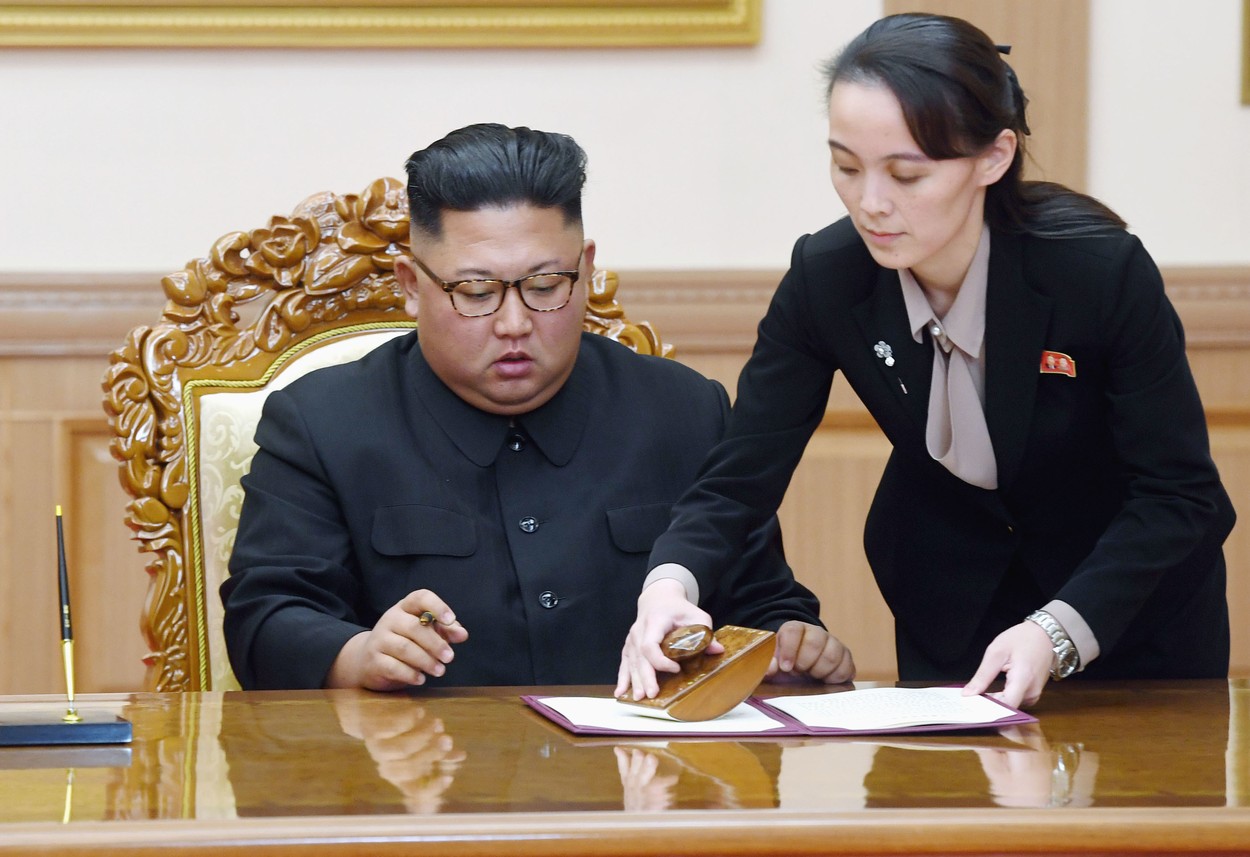 North Korean leader Kim Jong Un (L), assisted by Kim Yo Jong, his sister and senior Workers' Party of Korea official, signs the September Pyongyang Joint Declaration at the Paekhwawon State Guest House in Pyongyang on Sept. 19, 2018. (Pyeongyang Press Corps)(Kyodo)
==Kyodo, Image: 387518519, License: Rights-managed, Restrictions: , Model Release: no, Credit line: Kyodo/Newscom / Newscom / Profimedia