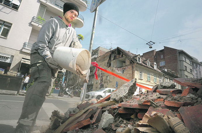 Zagreb, 210420.
Djordjiceva.
Zagreb je 30 dana nakon potresa pun dizalica i gradjevinskog otpada.
Foto: Damjan Tadic / CROPIX
