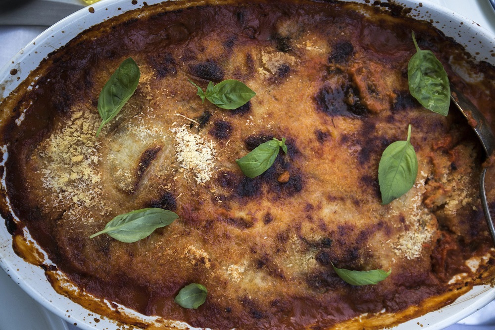 Zagreb, 130617.
Ljetno druzenje i jela koje su pripremile i stilizirale Mateja Domitrovic i Slavica Sagolj u dvoristu staroga naselja Trnje.
Foto: Berislava Picek/ CROPIX