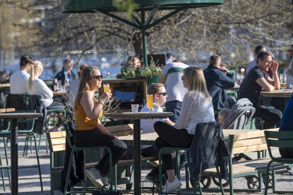 People enjoy warm and spring-like weather with high temperatures on April 22, 2020, in Stockholm. - Sweden has not imposed the extraordinary lockdown measures seen across Europe, instead urging people to take responsibility and follow official recommendations. Gatherings of more than 50 people have been barred along with visits to nursing homes. (Photo by Anders WIKLUND / TT NEWS AGENCY / AFP) / Sweden OUT