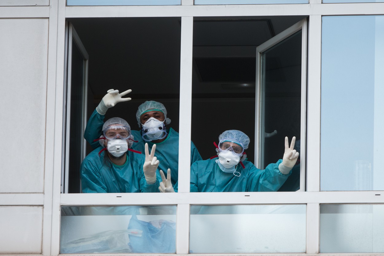 April 18, 2020, Madrid, MADRID, SPAIN: Sanitary in the window during the tribute to health services at the Jimenez Diaz Hospital during the confinement marked by the State of Alarm decreed by the Government of Spain on the occasion of the coronavirus COVID-19 . In Madrid, Spain, on April 18, 2020, Image: 514254483, License: Rights-managed, Restrictions: , Model Release: no, Credit line: Joaquin Corchero / Zuma Press / Profimedia