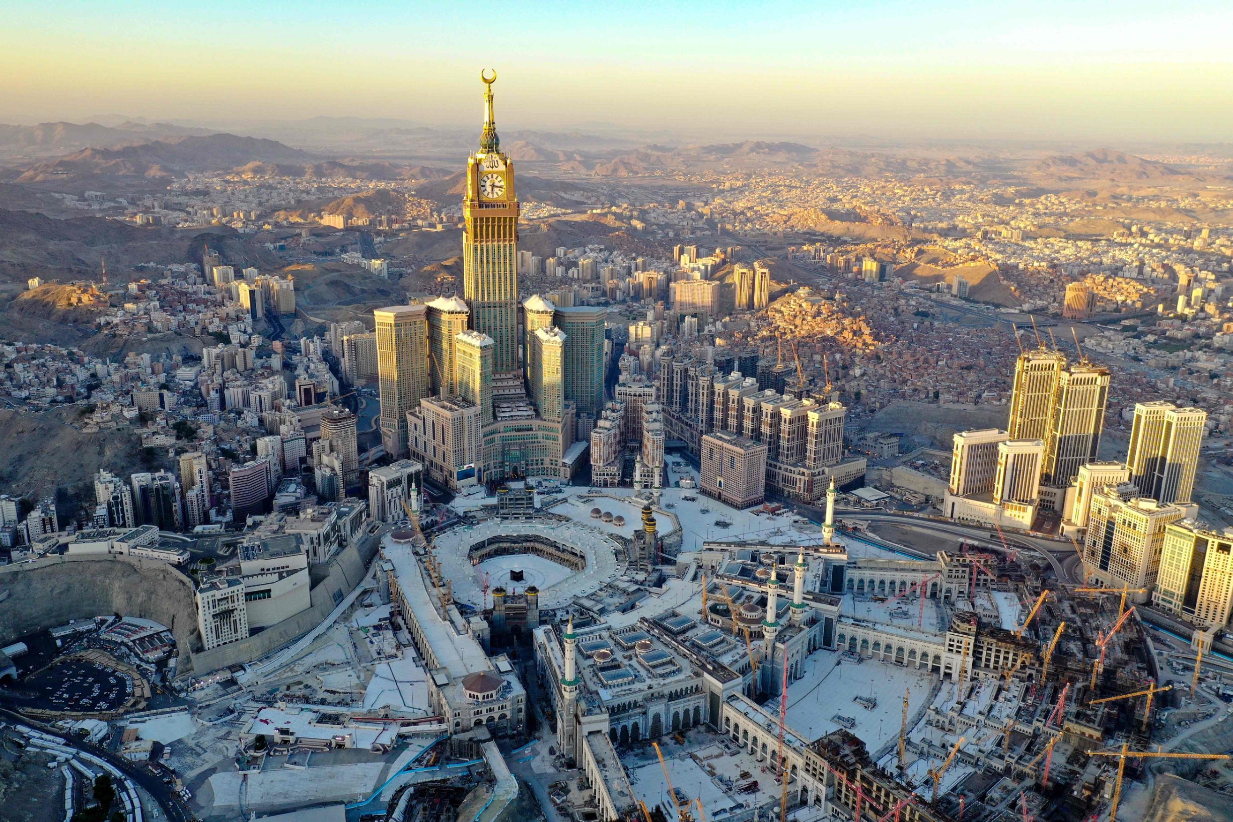 An aerial view shows the Great Mosque and the Mecca Tower in a deserted surrounding on the first day of the Muslim fasting month of Ramdan, in the Saudi holy city of Mecca, on April 24, 2020, during the novel coronavirus pandemic crisis. (Photo by BANDAR ALDANDANI / AFP)