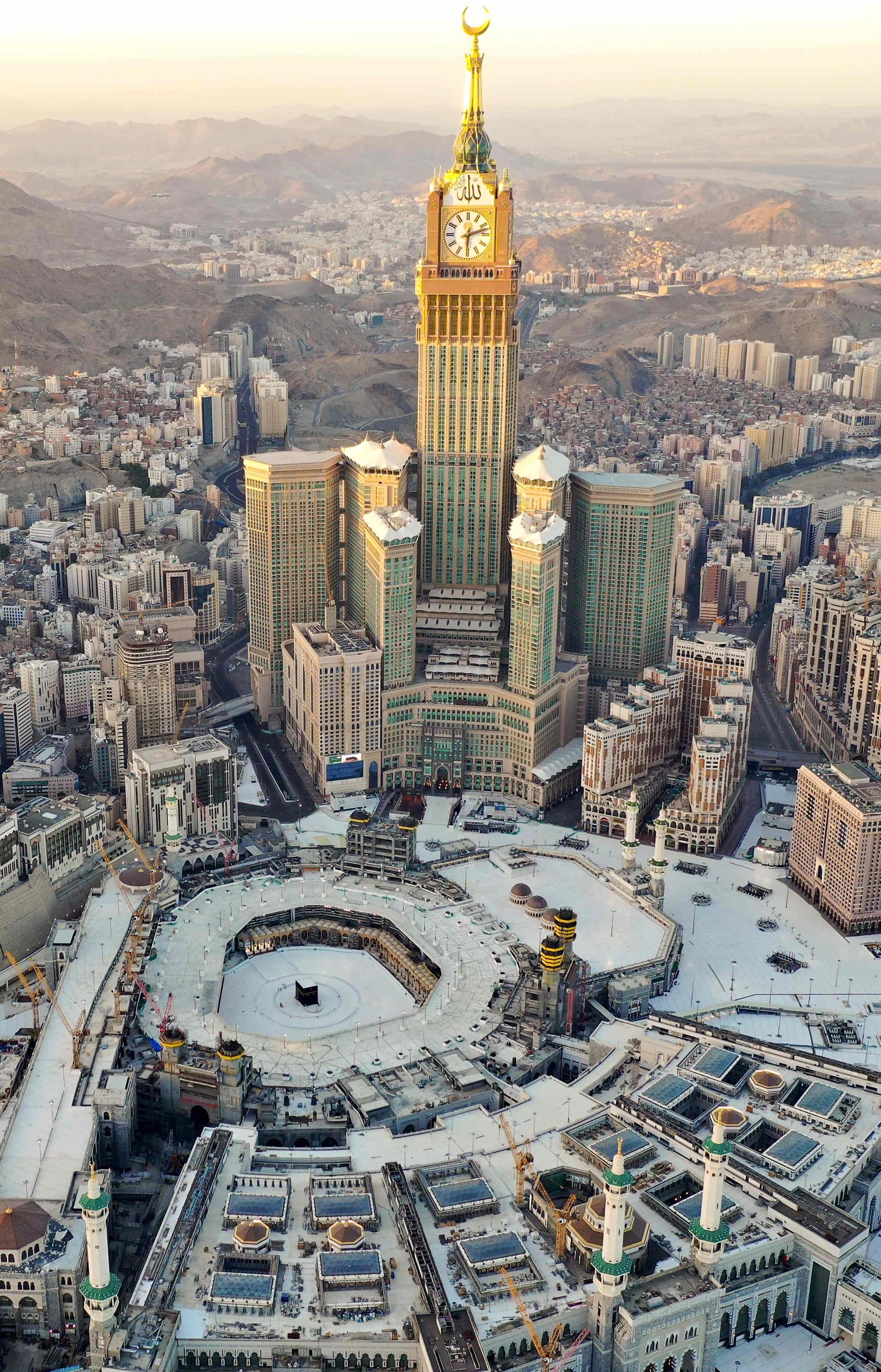 An aerial view shows the Great Mosque and the Mecca Tower,  deserted on the first day of the Muslim fasting month of Ramadan, in the Saudi holy city of Mecca, on April 24, 2020, during the novel coronavirus pandemic crisis. (Photo by BANDAR ALDANDANI / AFP)