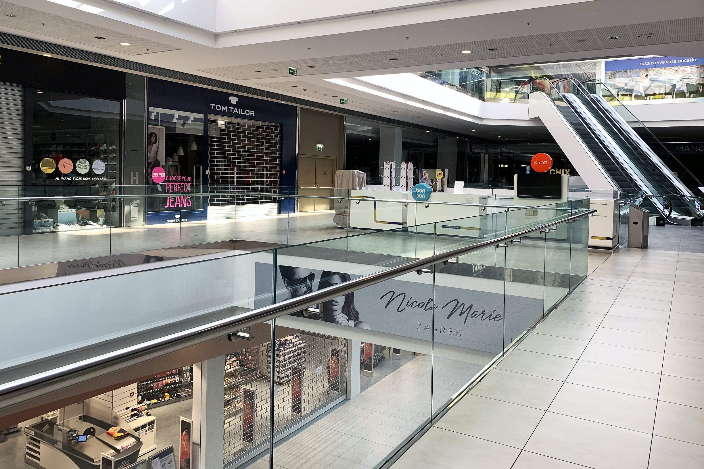 Zagreb, 030420.
Zbog koronavirusa prazna parkiralista shopping centara kojima nije dozvoljen rad, uobicajen su prizor ovih dana.
Na fotografiji: City center one east u kojem jedino radi nekolicina trgovina mjesovitom robom i ljekovima.
Foto: Boris Kovacev / CROPIX