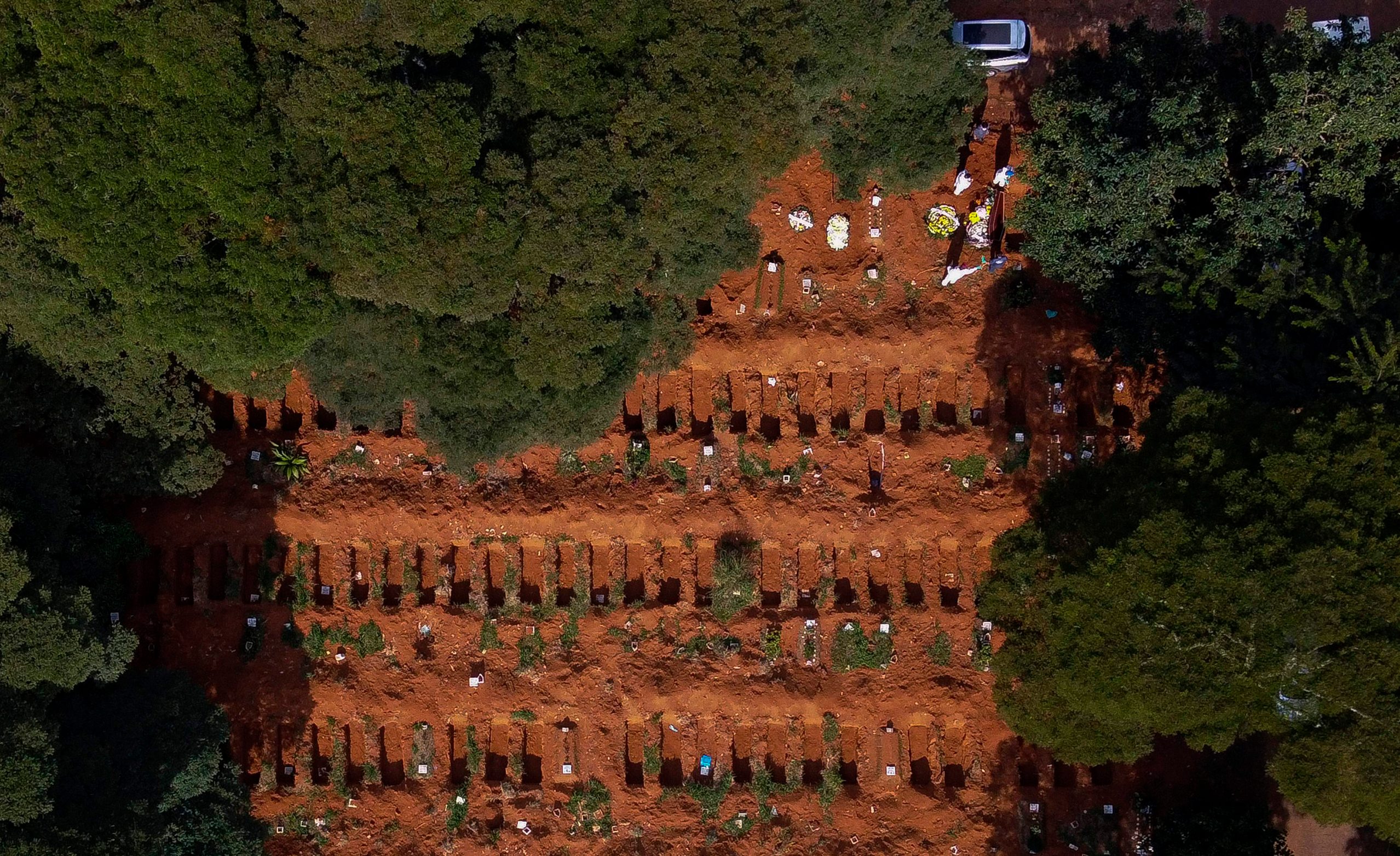 Aerial view of a burial, next to new graves in the Vila Formosa cemetery, due to an expected increase in deaths within the COVID-19 coronavirus pandemic, in the city of Sao Paulo, Brazil, 21 April 2020. (Photo by Miguel SCHINCARIOL / AFP)