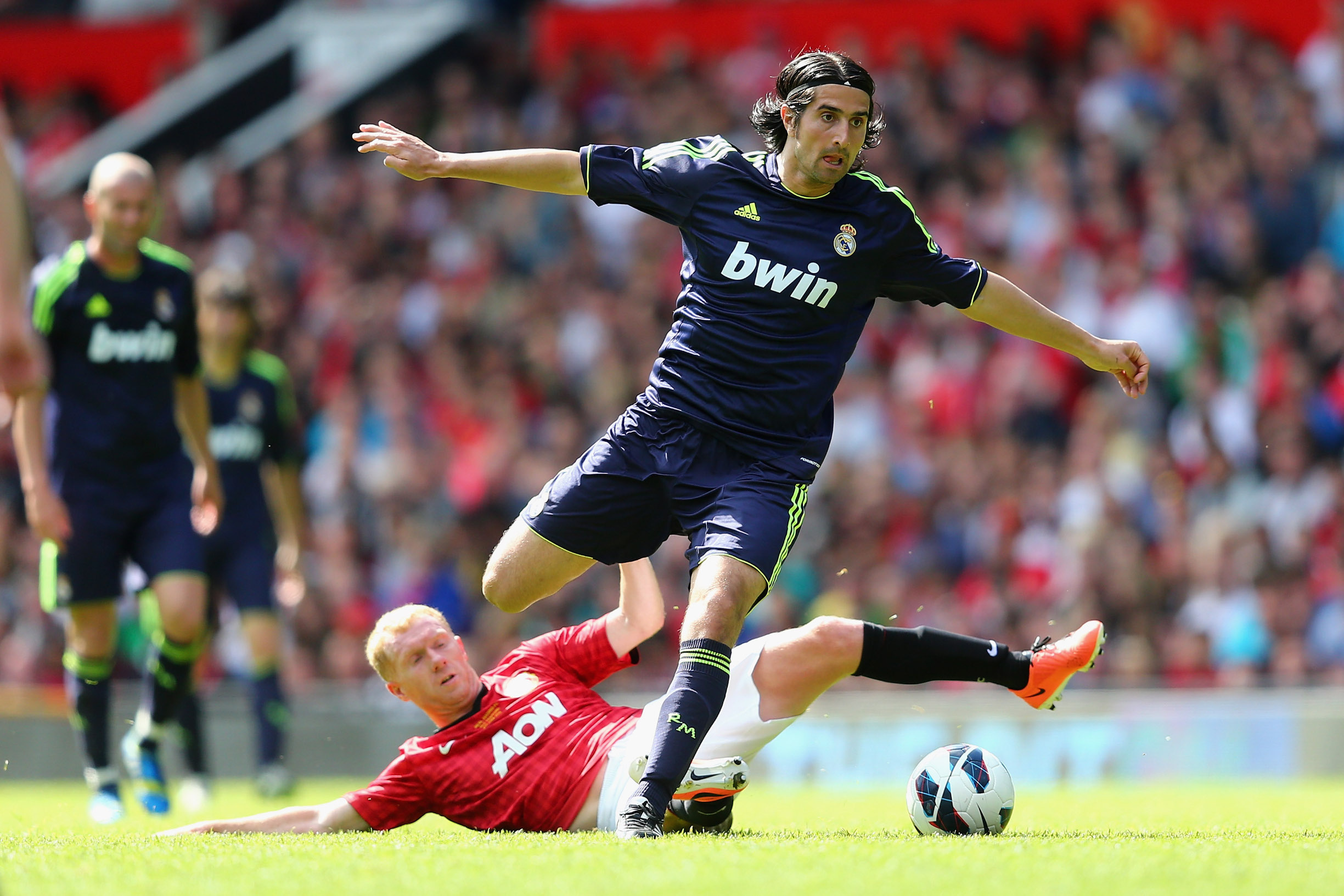 MANCHESTER, ENGLAND - JUNE 02:  Paul Scholes of Manchester United slide tackles Ruben De La Red of Real Madrid during the charity match between Manchester United Legends and Real Madrid Legends at Old Trafford on June 2, 2013 in Manchester, England.  (Photo by Clive Mason/Getty Images)