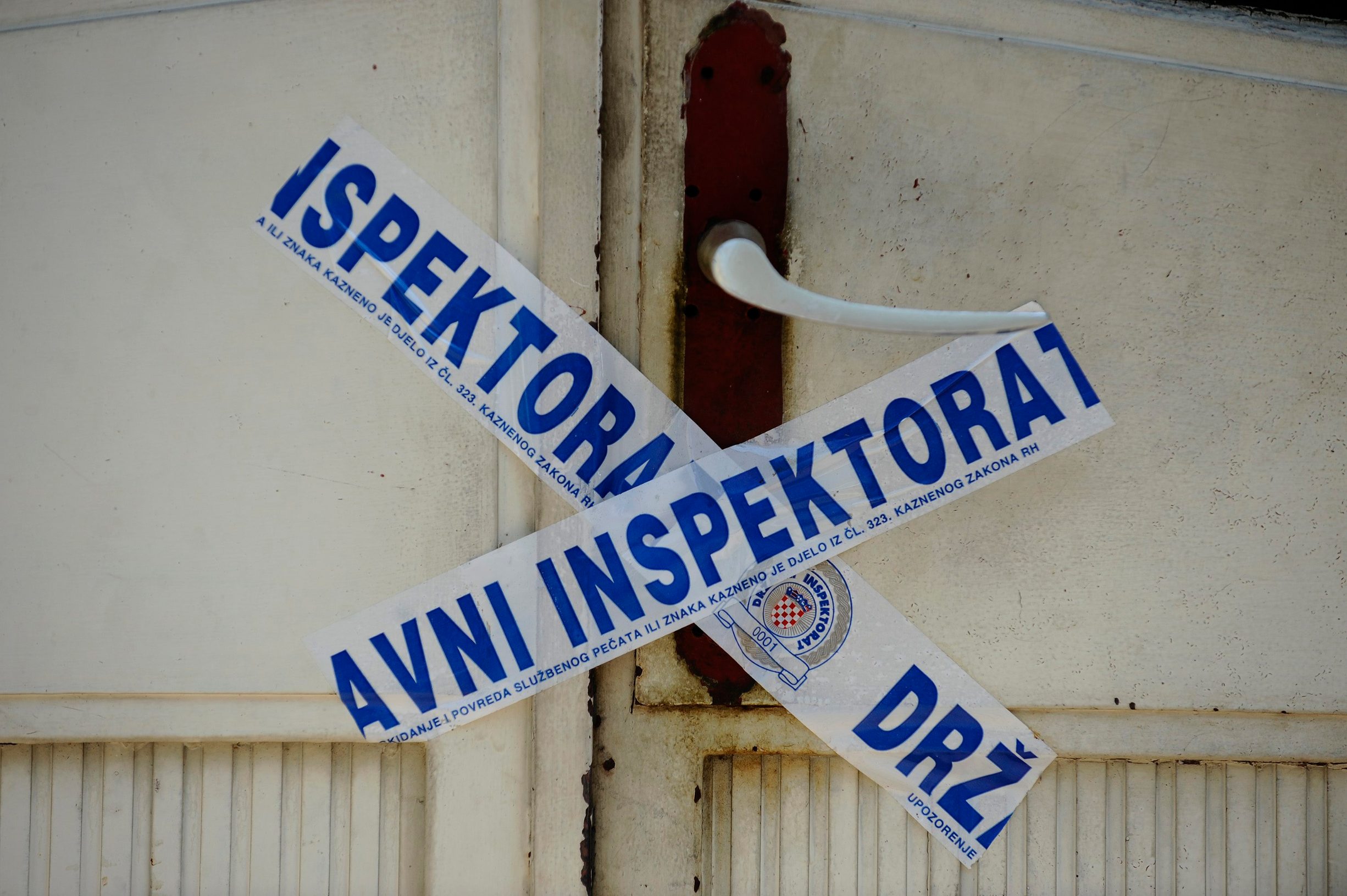 Sibenik, 250713.
Traka Drzavnog inspektorata na vratima zapecacenog lokala u Sibeniku.
Foto: Niksa Stipanicev / CROPIX