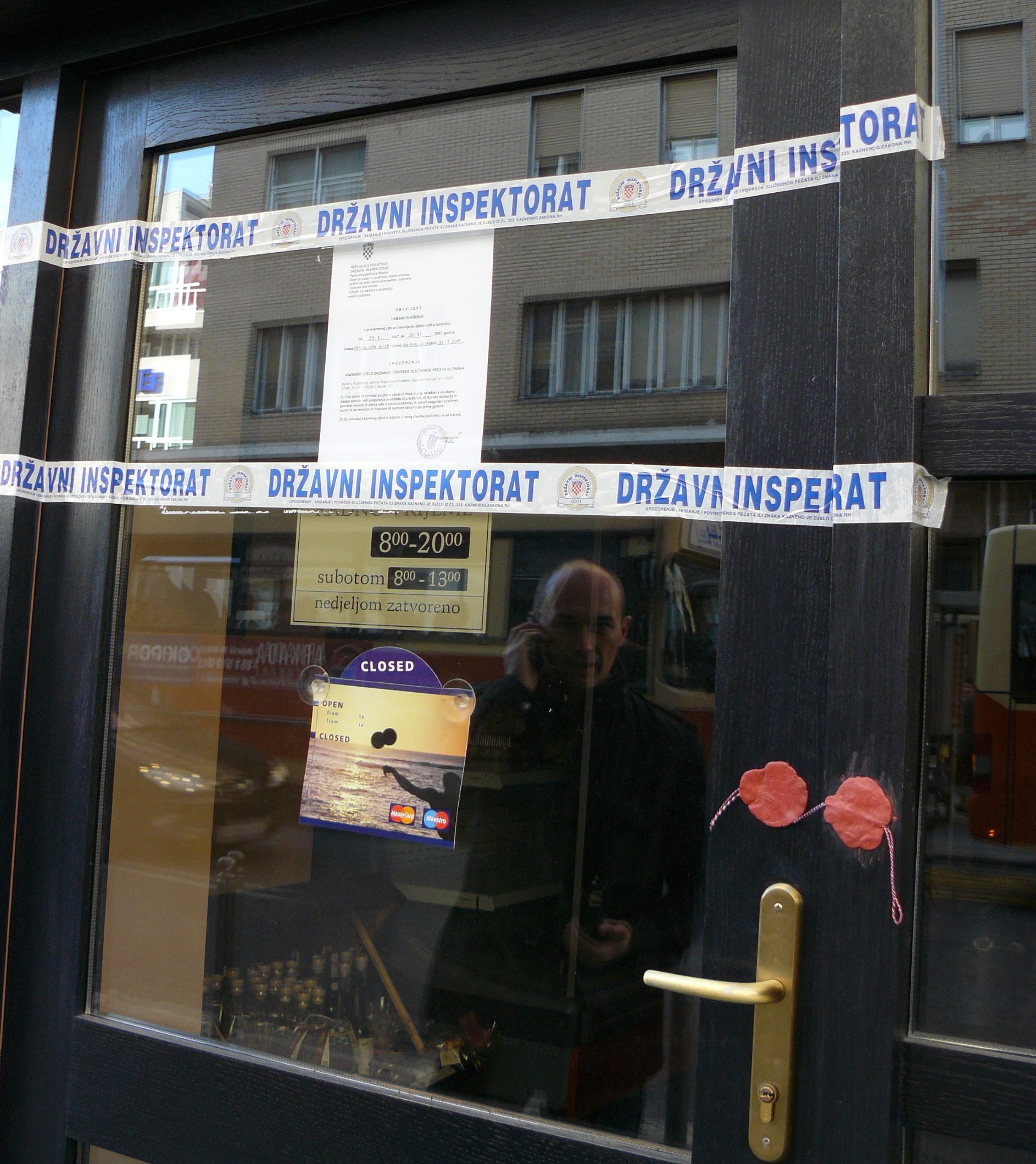 Rijeka, 071107.
Drzavni inspektorat zatvorio je prodavaonicu delicija Zeleno i Plavo u Trpimirovoj ulici.
Foto: Zeljko Sop / Cropix
