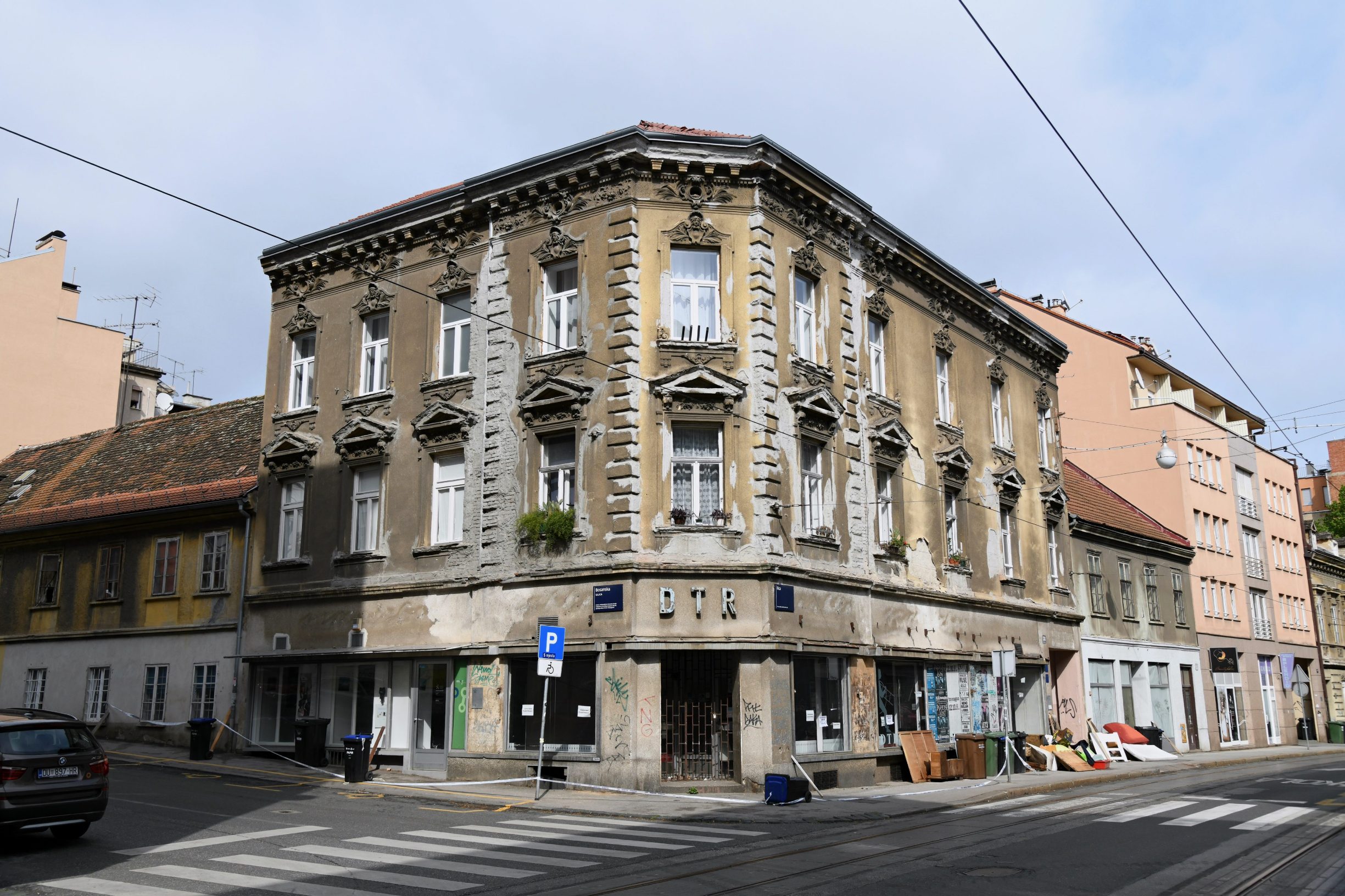 Zagreb, 140420
Ilica 138.
Posljedice potresa na zgradi koja se nalazi na krizanju ilice i Bosanske.
Foto: Srdjan Vrancic / CROPIX

