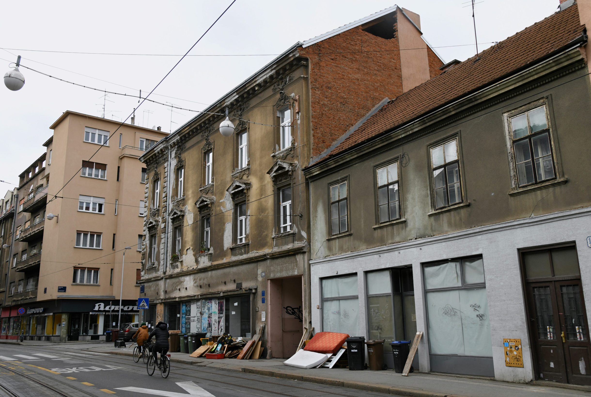 Zagreb, 140420
Ilica 138.
Posljedice potresa na zgradi koja se nalazi na krizanju ilice i Bosanske.
Foto: Srdjan Vrancic / CROPIX

