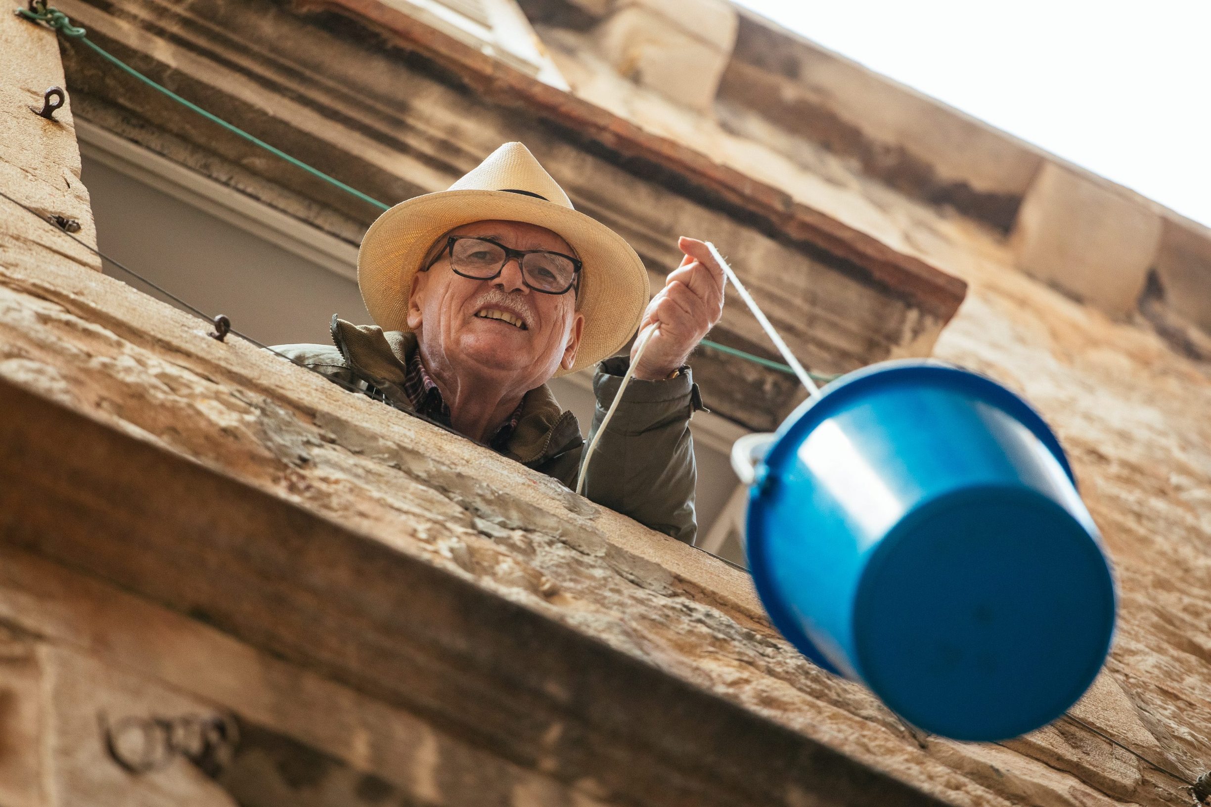 JL
Dubrovnik, 250420
slikar Viktor Serbu ispred svog doma u Dubrovniku
na fotografiji: Vitkor Serbu demonstrira kako u izolaciji dohvaca potrepstine s kantom i konopcem preko prozora.
Foto: Bozo Radic / CROPIX