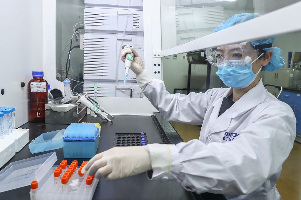 (200414) -- BEIJING, April 14, 2020 (Xinhua) -- A staff member tests samples of the COVID-19 inactivated vaccine at a vaccine production plant of China National Pharmaceutical Group (Sinopharm) in Beijing, capital of China, April 11, 2020. China has approved two COVID-19 inactivated vaccine candidates for clinical trials, according to the State Council joint prevention and control mechanism against the coronavirus Tuesday.
   The two vaccine candidates are developed by Wuhan Institute of Biological Products under the China National Pharmaceutical Group (Sinopharm) and Sinovac Research and Development Co., Ltd, a company based in Beijing. Clinical trials of the two vaccines have started. (Xinhua/Zhang Yuwei)