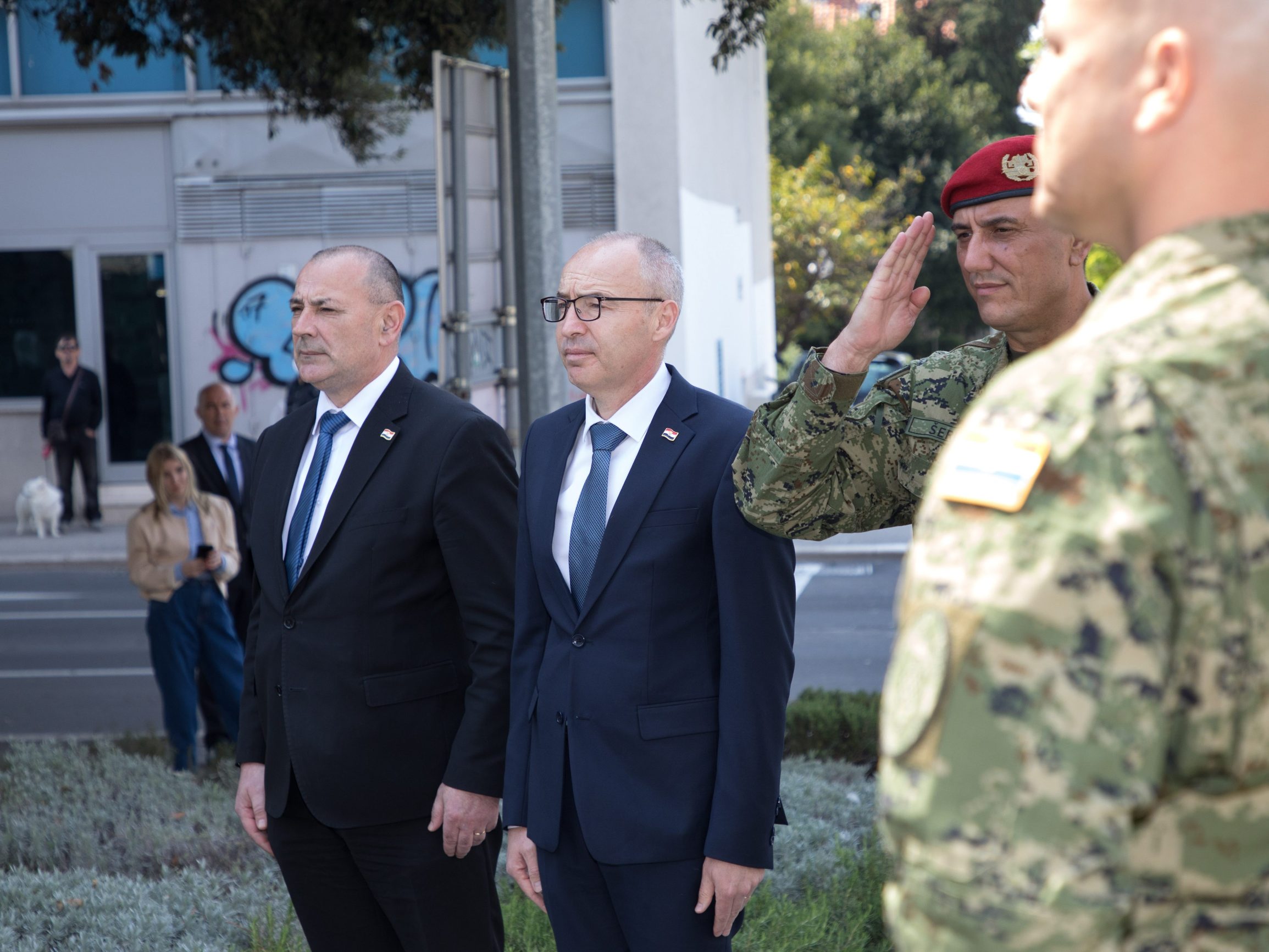 Split, 280420.
Ministar obrane Damir Krsticevic i ministar hrvatskih branitelja Tomo Medved nazocili su obljetnici 4. gardijske brigade Pauci polaganjem vijenca na spomeniku 4. gardijske brigade .
Na fotografiji: Polaganje vijenaca.
Foto: Vojko Basic / CROPIX