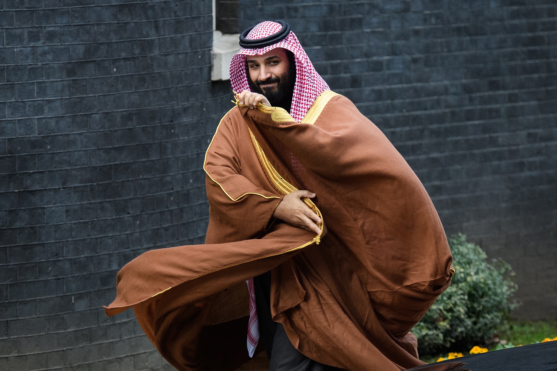 LONDON, ENGLAND - MARCH 07:  Saudi Crown Prince Mohammed bin Salman arrives for a meeting with British Prime Minister Theresa May (not pictured) in number 10 Downing Street on March 7, 2018 in London, England. Saudi Crown Prince Mohammed bin Salman has made wide-ranging changes at home supporting a more liberal Islam. Whilst visiting the UK he will meet with several members of the Royal family and the Prime Minister.  (Photo by Leon Neal/Getty Images)