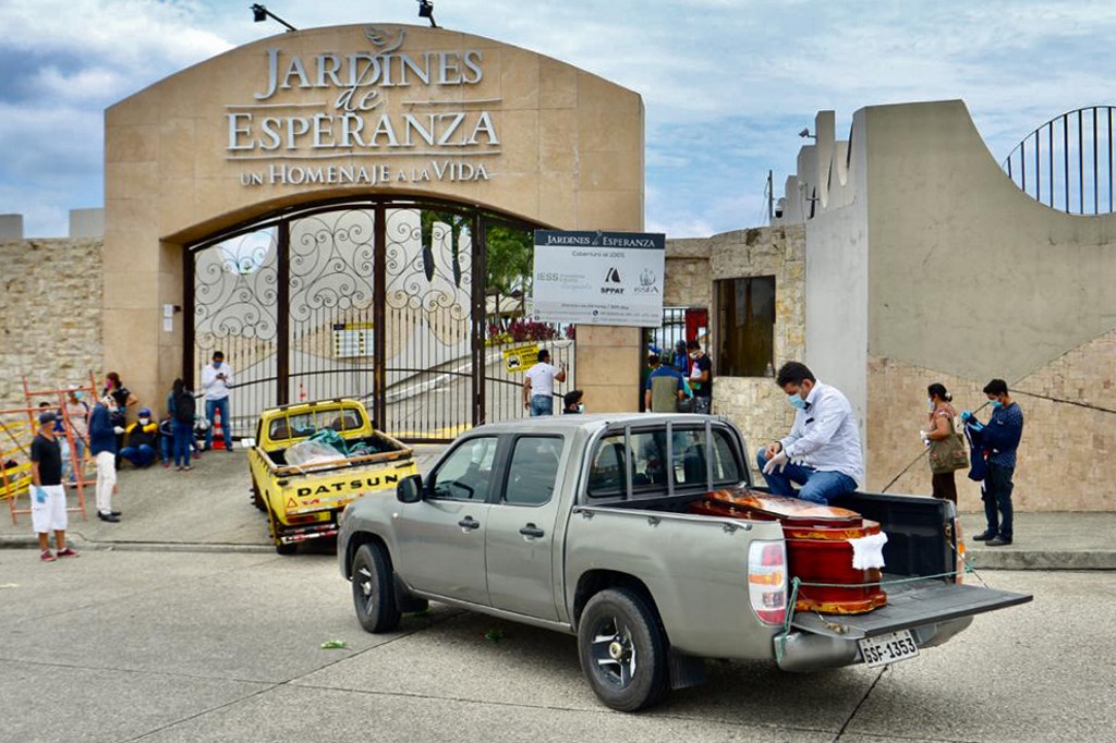 Coffins are transported into a cemetery on trucks, in Guayaquil, Ecuador on April 1, 2020. - Residents of Guayaquil, in Ecuador's southwest, express outrage over the way the government has responded to the numerous deaths related to the novel coronavirus, COVID-19, saying there are many more deaths than are being reported and that bodies are being left in homes for days without being picked up. Ecuador marked its highest daily increase in deaths and new cases of coronavirus on Sunday, with the total reaching 14 dead and 789 infected, authorities had said. (Photo by Marcos Pin / AFP)