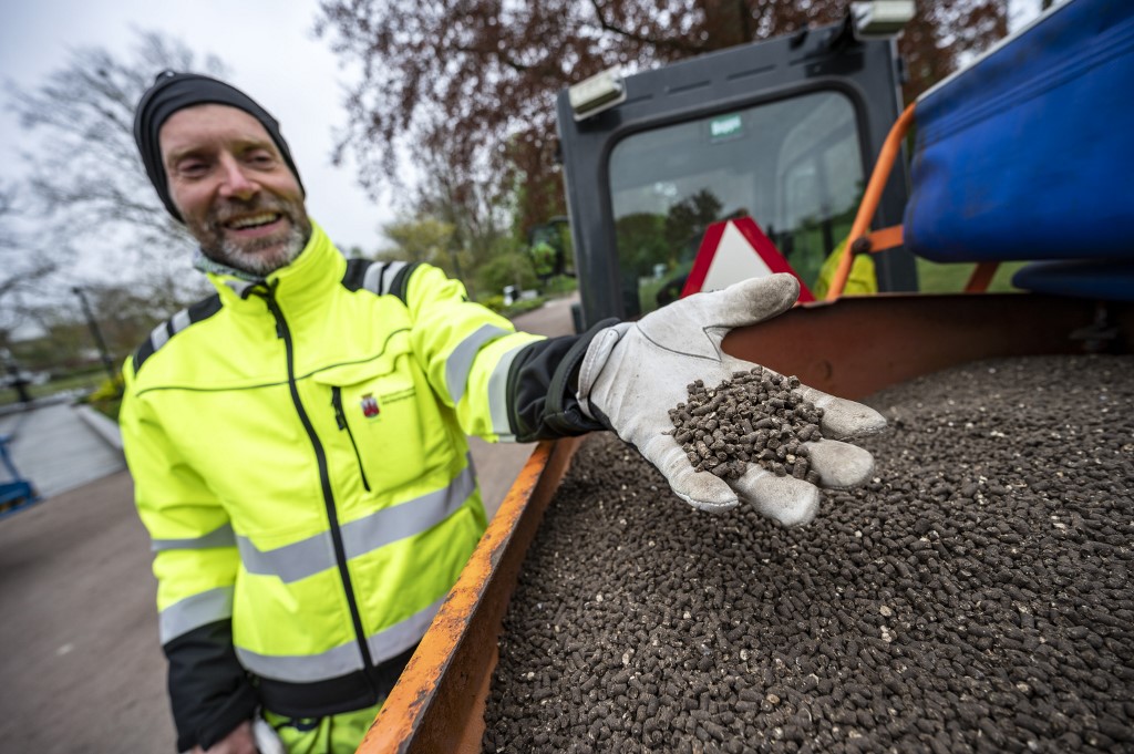 Garden worker Robert Nilsson presents some chicken manure to fertilize lawns in the Stadsparken park in Lund, Sweden, on April 30, 2020, amid the novel coronavirus COVID-19 pandemic. - It's an attempt to aviod residents from gathering there for the traditional celebrations to mark Walpurgis Night. (Photo by Johan NILSSON / TT News Agency / AFP) / Sweden OUT