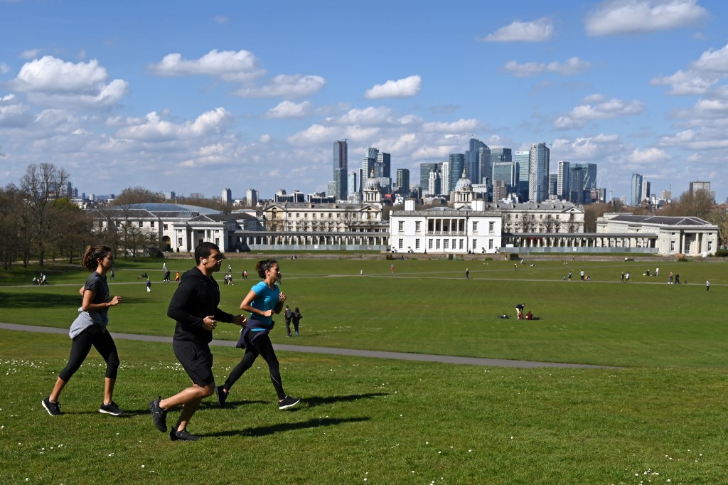 People take their exercise in Greenwich Park in south London on April 4, 2020, as life continues in the city during the novel coronavirus COVID-19 pandemic. - Britain on Friday reported a record 684 new COVID-19 deaths in its daily update, as the number of confirmed cases of coronavirus climbed by 4,450 on the previous 24 hours. (Photo by Glyn KIRK / AFP)