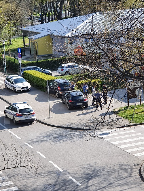 Zagreb, 040420.
Danas poslijepodne u ulici K S Djalskog na Borongaju intervenirala je policija zbog grupe mladica koji su ispred trgovine glasno pustali glazbu i krsili mjere o okupljanju.
Foto: CROPIX