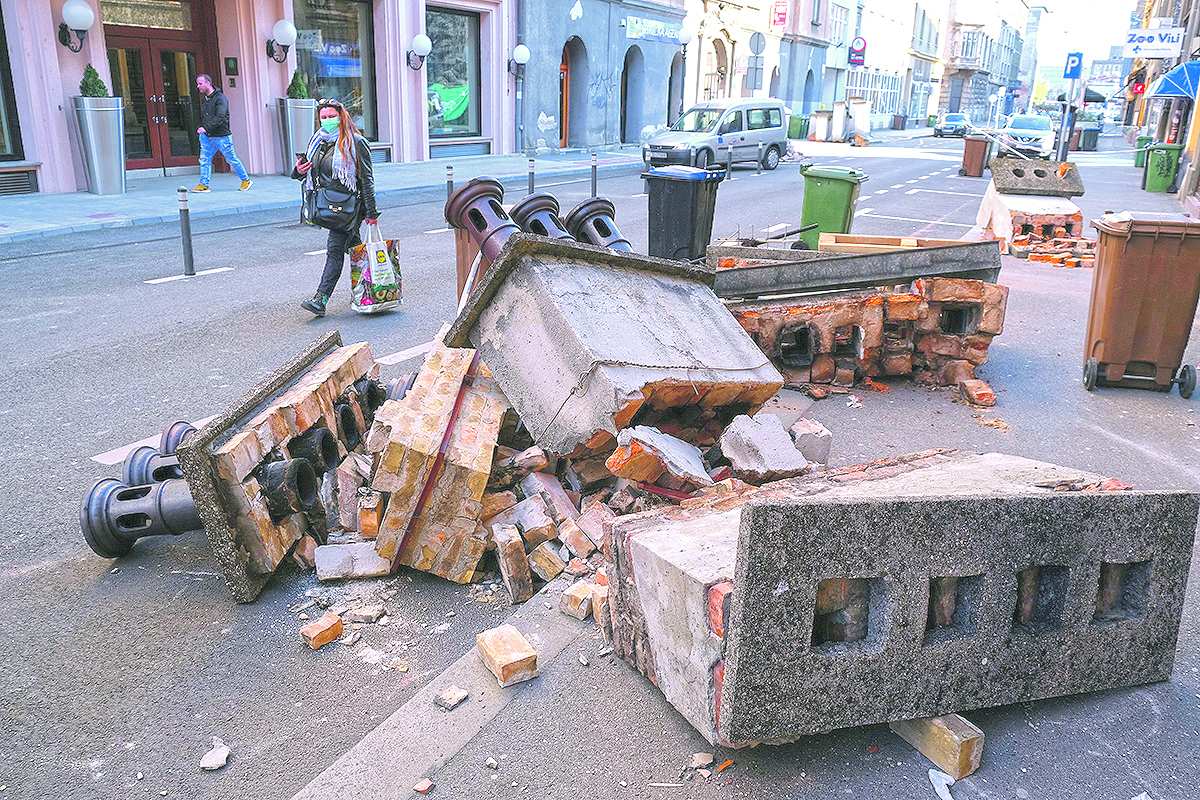 Zagreb, 020420.
Petrinjska ulica.
Dimnjaci koji su skinuti s krovova zbog potresa.
Foto: Goran Mehkek / CROPIX

