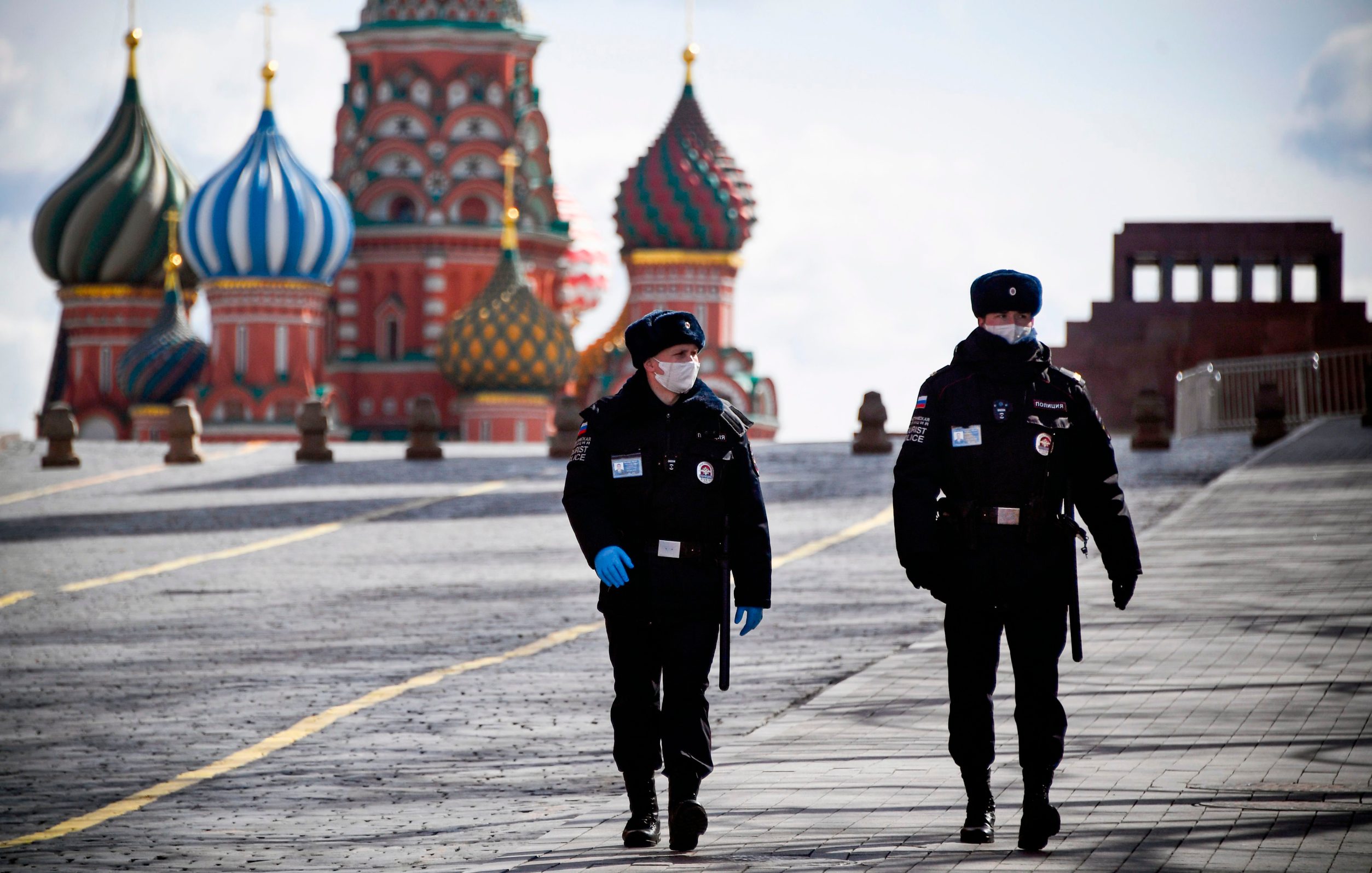 Police officers patrol deserted Red Square in Moscow on April 6, 2020, amid the spread of the COVID-19 coronavirus. (Photo by Alexander NEMENOV / AFP)