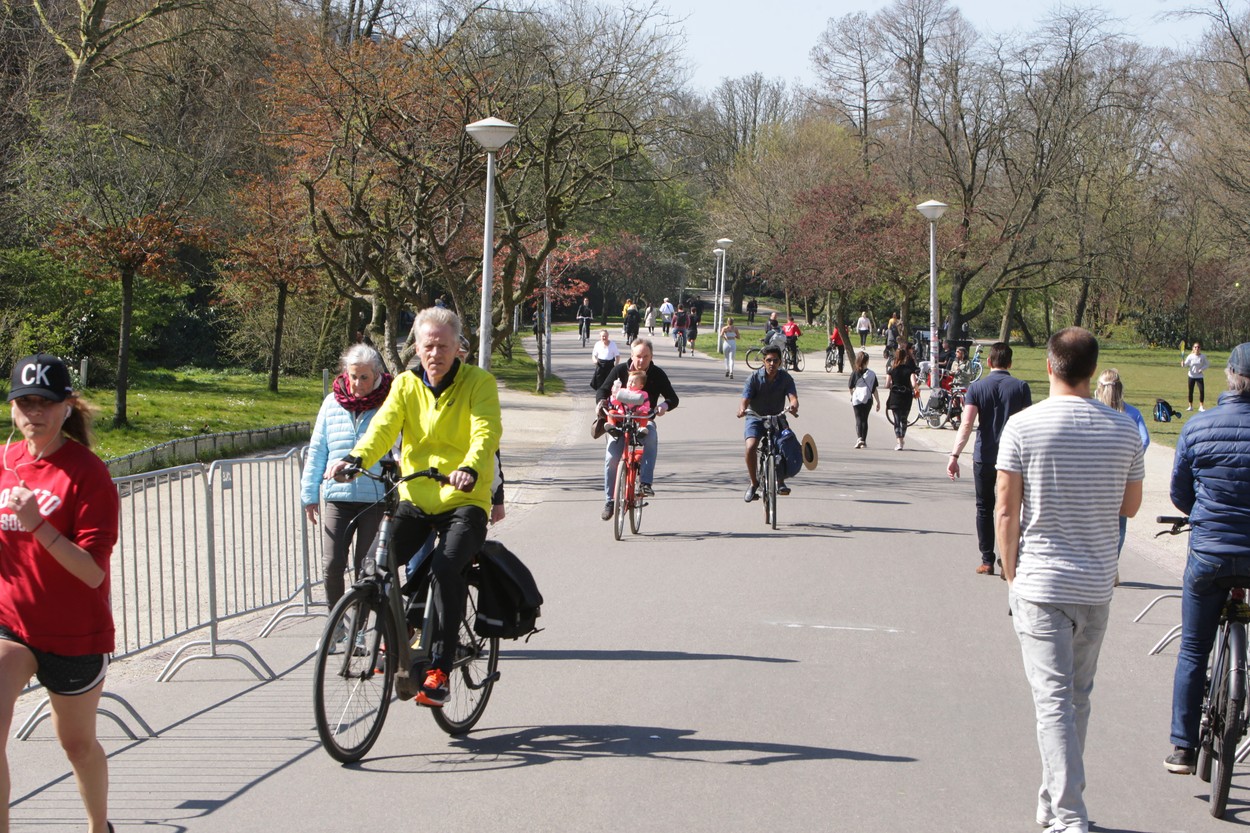 Locals residents enjoying during a sunny day at the Vondelpark on April 5, 2020 in Amsterdam,Netherlands. Locals residents contrary to the Dutch government's request to stay home, stricter measures to combat the spread of coronavirus, in parks, streets and public spaces, people have to practice social distancing and keep 1.5 meters, this for a group of three people or more (who are not family) , a fine of 400 euros will be handed out., Image: 512411781, License: Rights-managed, Restrictions: *** World Rights ***, Model Release: no, Credit line: Paulo Amorim / ddp USA / Profimedia
