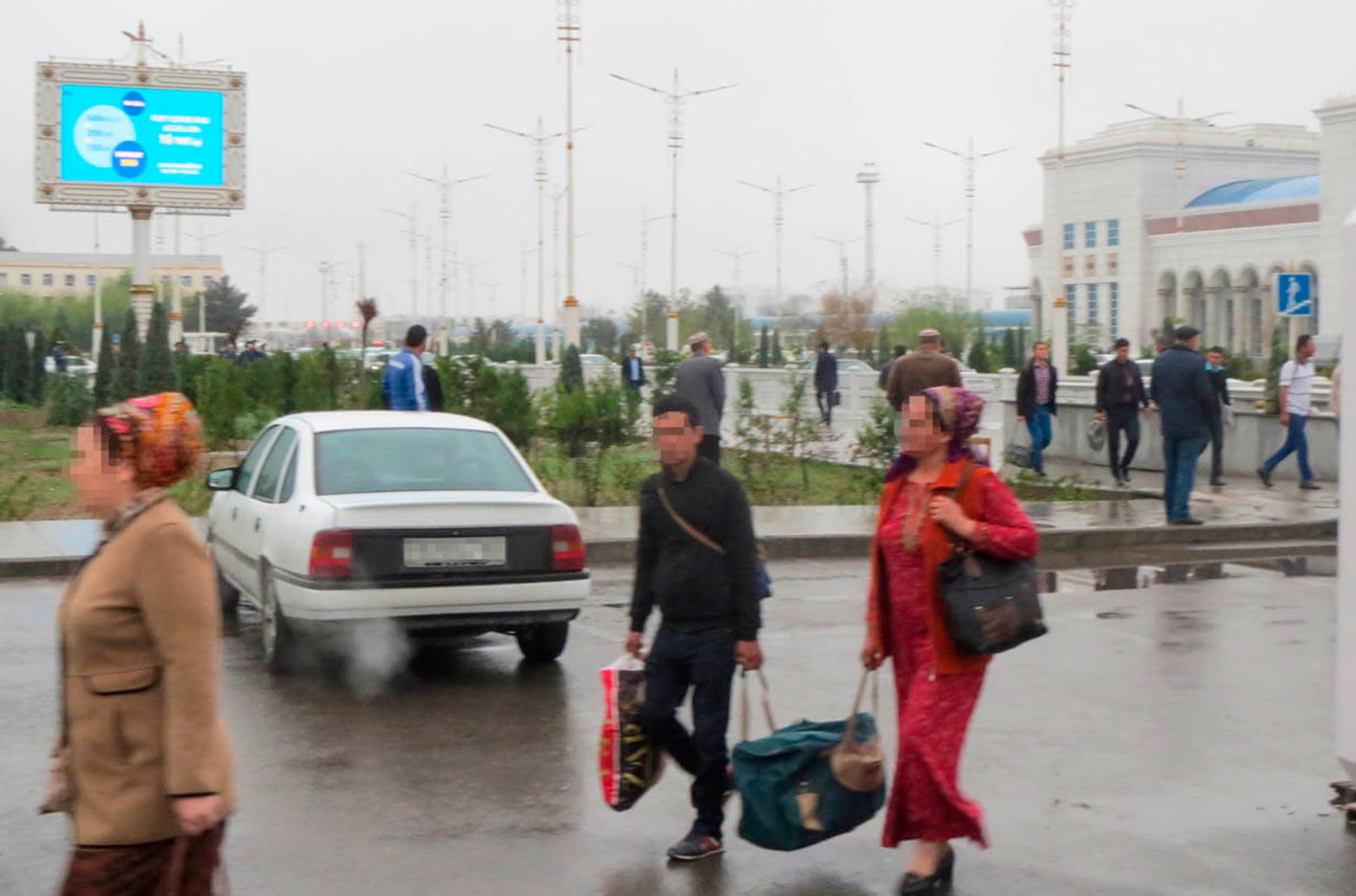 People pictured on Ashgabat streets, Image: 511090621, License: Rights-managed, Restrictions: , Model Release: no, Credit line: Turkmenistan Chronicles / East2West News / Profimedia