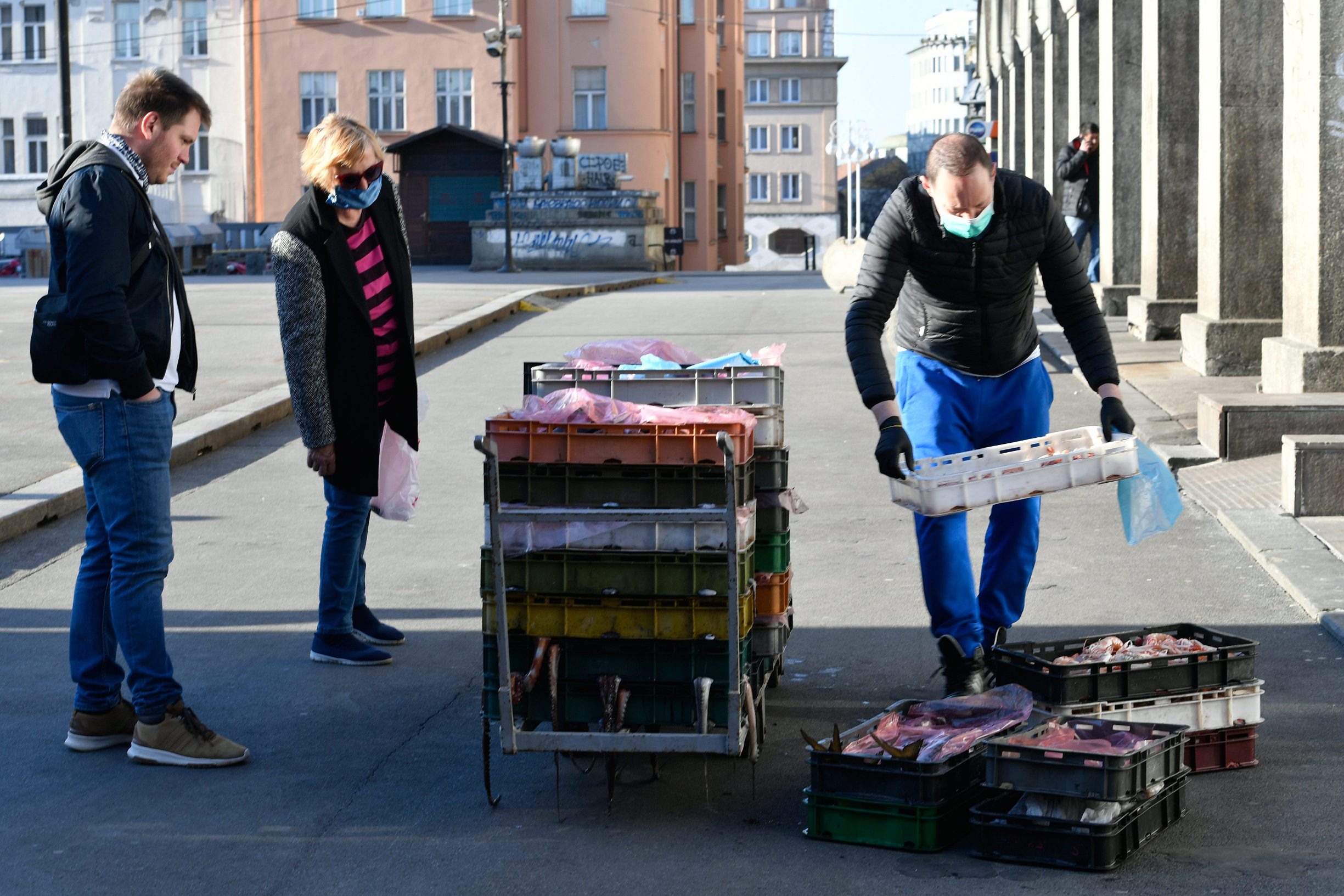 Zagreb, 070420.
Dolac.
Reportaza o prodavacima iz ribarnice Dolac.
Na fotografiji: Prodavaci  su ipak prodali malo ribe ali su se poslije  povukli.
Foto: Goran Mehkek / CROPIX
