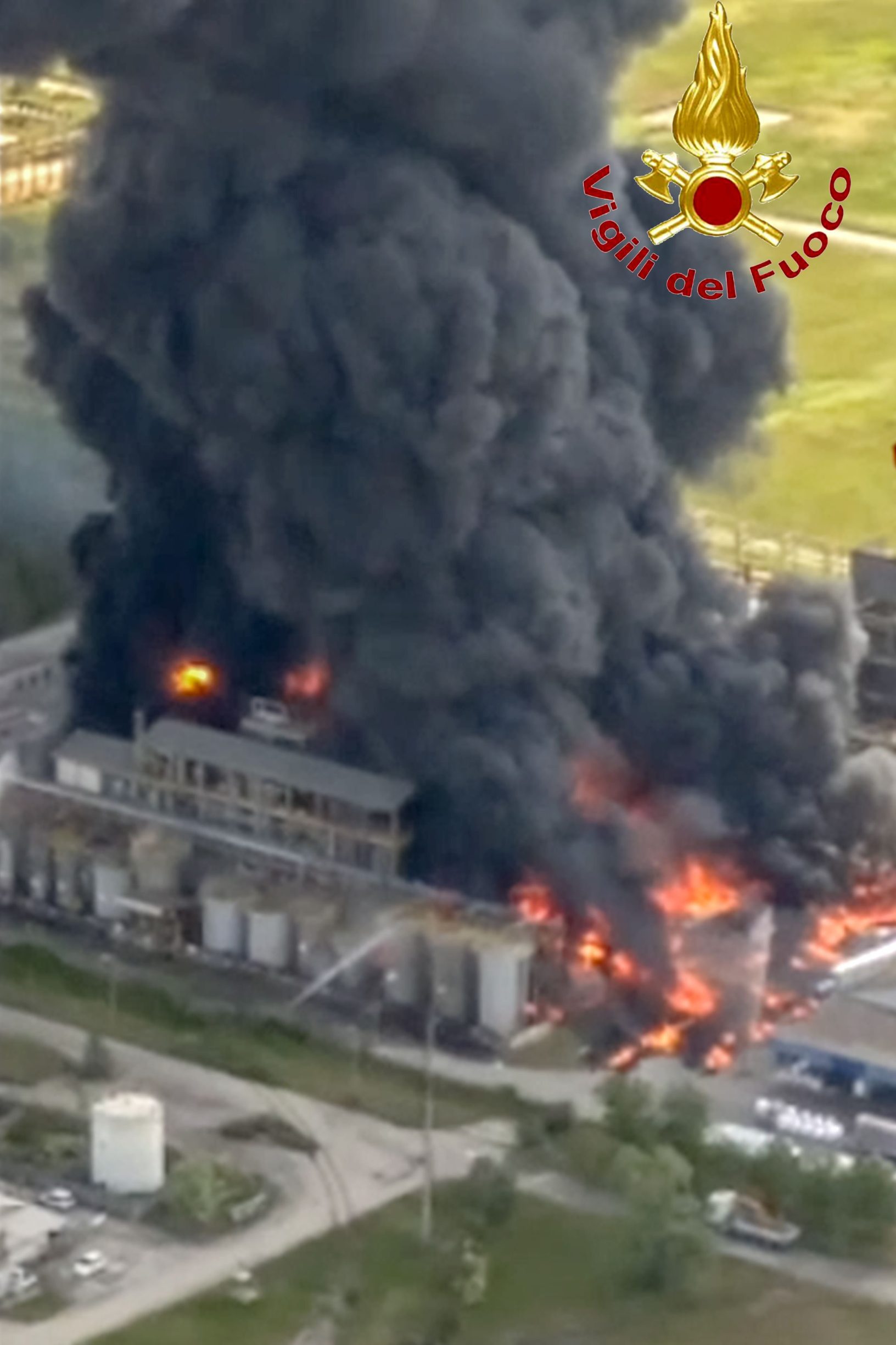 An aerial still image grabbed from a video taken and handout on May 15, 2020 by the Italian Vigili del Fuoco firefighters corps shows a blaze following an explosion at an acetone chemical plant of 3V Sigma in the industrial area of Porto Marghera, near Venice, northeastern Italy, during the country's lockdown aimed at curbing the spread of the COVID-19 infection, caused by the novel coronavirus. - Authorities were reporting two people injured so far. (Photo by Handout / Vigili del Fuoco / AFP) / RESTRICTED TO EDITORIAL USE - MANDATORY CREDIT 