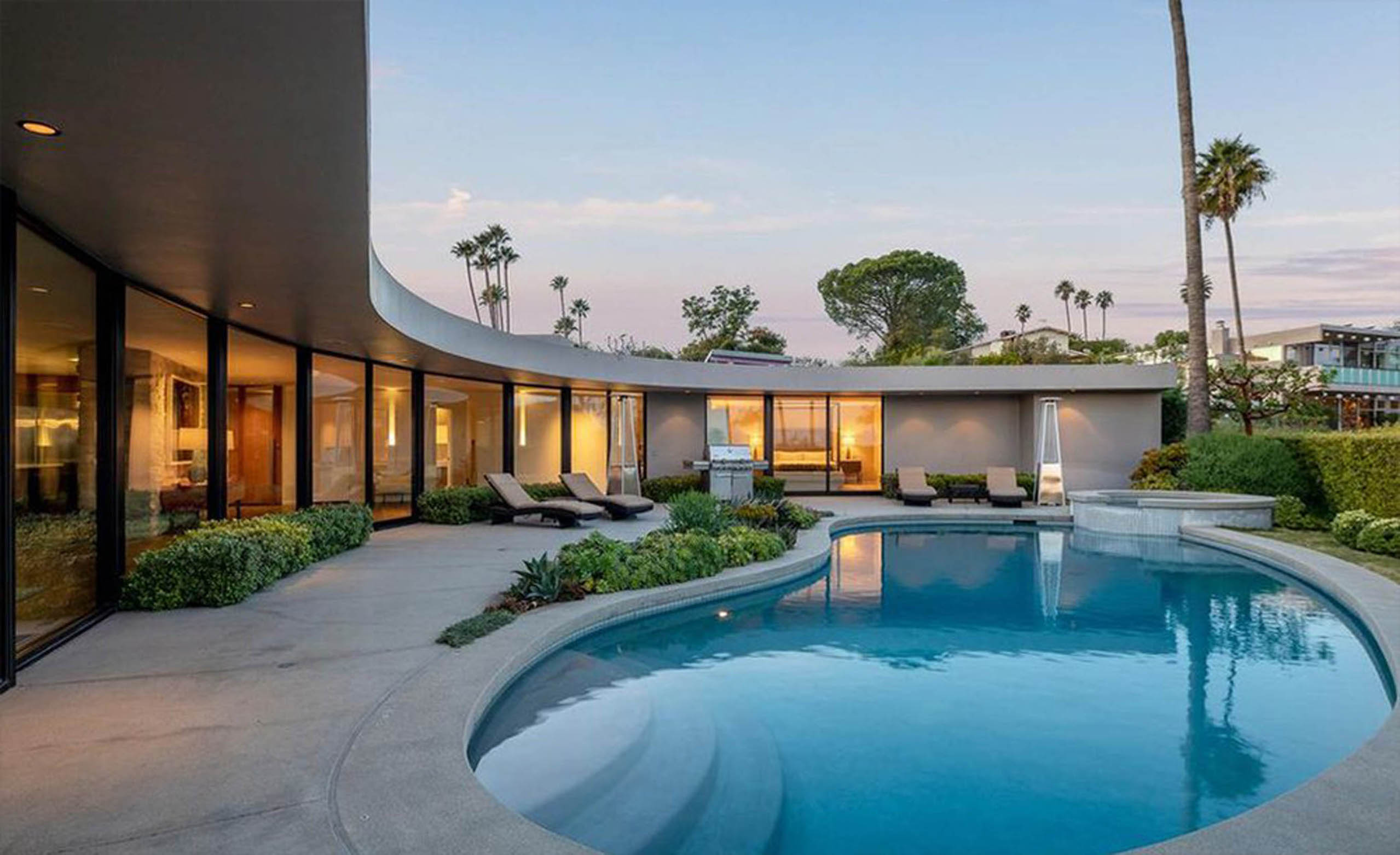 25-9-2019

Elon Musk has sold one of his homes in Los Angeles, California for .925 million. With 3,077 square feet of living space, there are 4 bedrooms and 3.5 bathrooms.

Pictured: Elon Musk's house, Image: 473191835, License: Rights-managed, Restrictions: , Model Release: no, Credit line: REALTOR / Planet / Profimedia