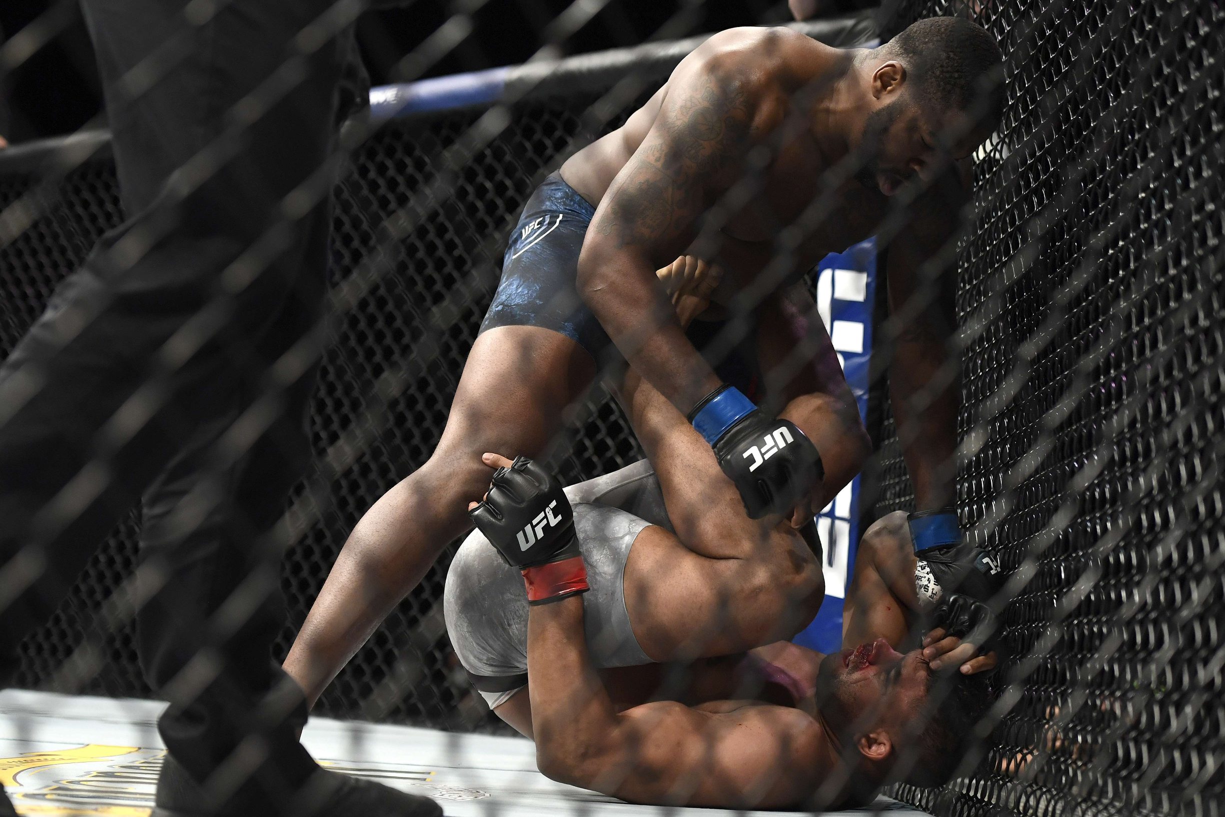 JACKSONVILLE, FLORIDA - MAY 16: Walt Harris (top) of the United States fights Alistair Overeem (bottom) of Great Britain in their Heavyweight bout during UFC Fight Night at VyStar Veterans Memorial Arena on May 16, 2020 in Jacksonville, Florida.   Douglas P. DeFelice/Getty Images/AFP
== FOR NEWSPAPERS, INTERNET, TELCOS & TELEVISION USE ONLY ==