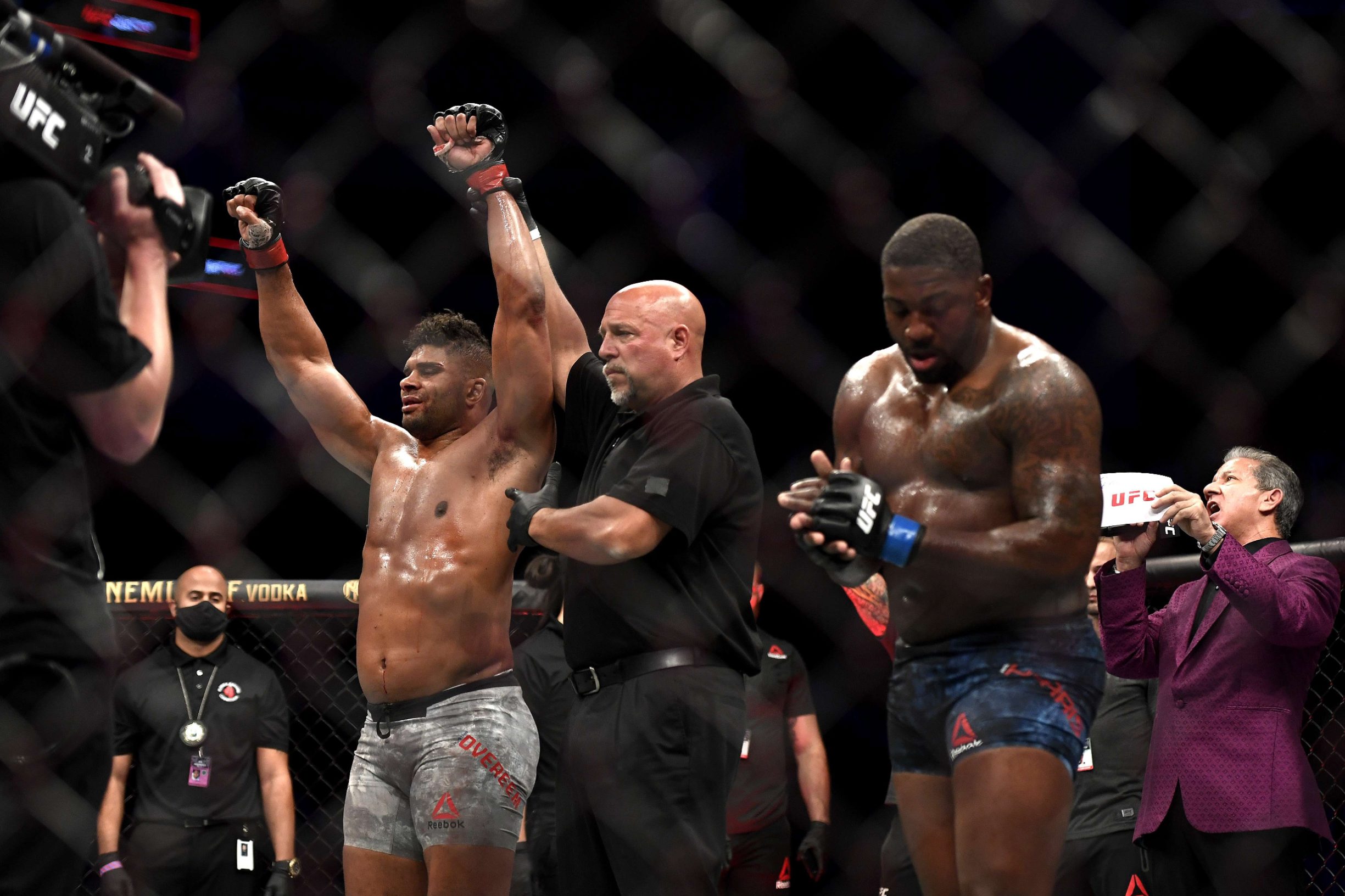 JACKSONVILLE, FLORIDA - MAY 16: Alistair Overeem (L) of Great Britain celebrates after defeating Walt Harris (R) of the United States in their Heavyweight bout during UFC Fight Night at VyStar Veterans Memorial Arena on May 16, 2020 in Jacksonville, Florida.   Douglas P. DeFelice/Getty Images/AFP
== FOR NEWSPAPERS, INTERNET, TELCOS & TELEVISION USE ONLY ==
