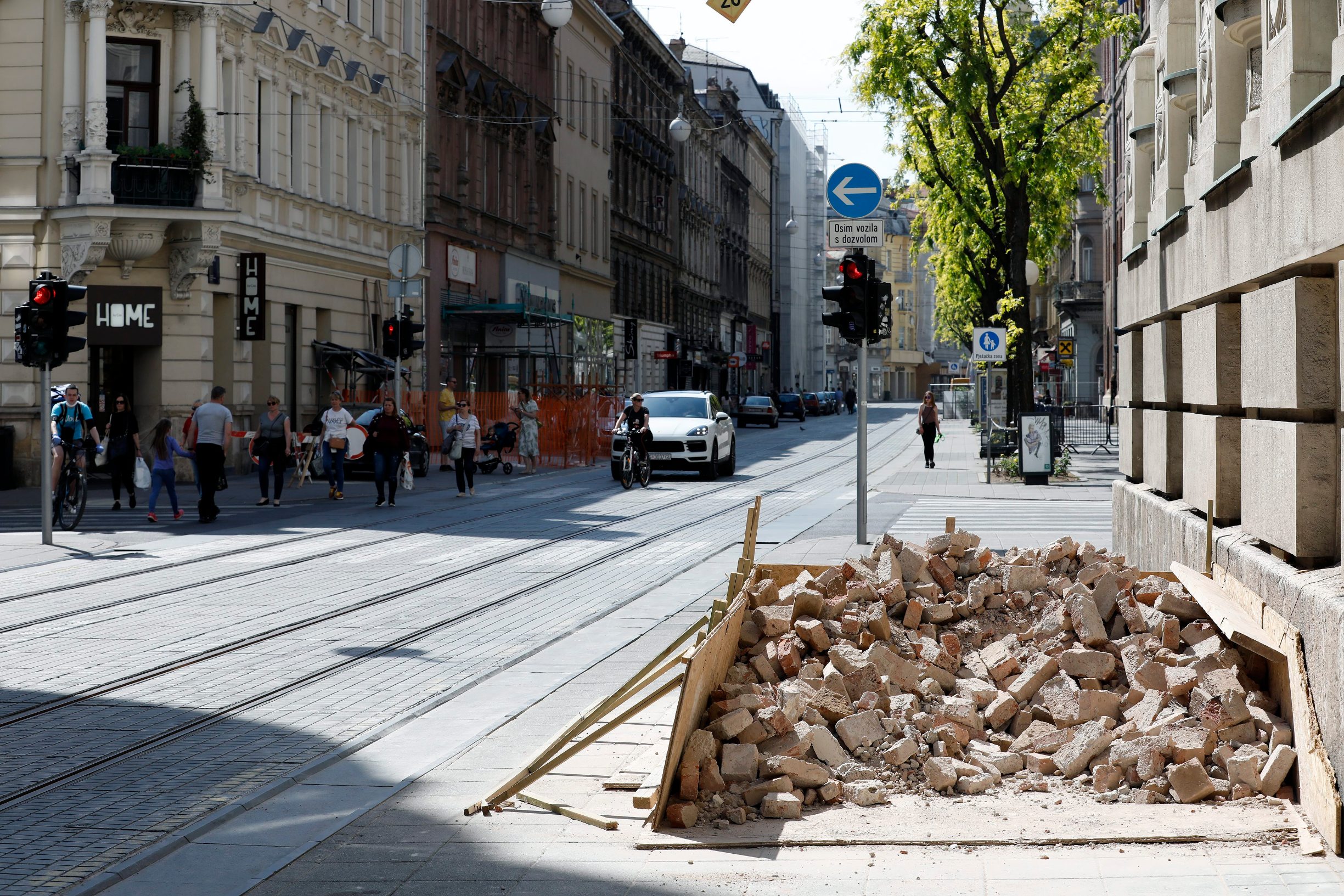 Zagreb, 090520.
Grad 50 dana nakon potresa.
Na fotografiji: stare cigle na nogostupu.
Foto: Tomislav Kristo / CROPIX